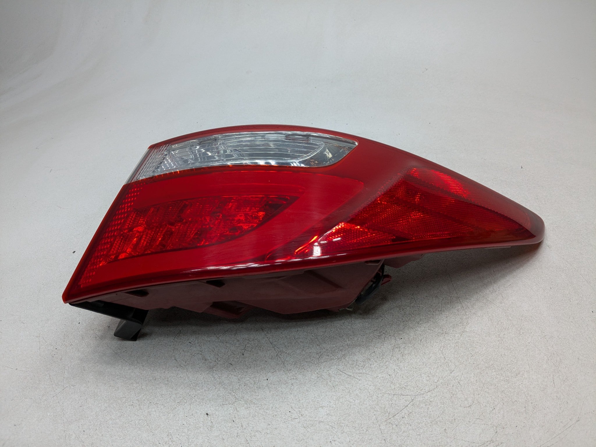2013 - 2016 HYUNDAI SANTA FE OEM TAILLIGHT QUARTER PANEL MOUNTED REAR RIGHT SIDE