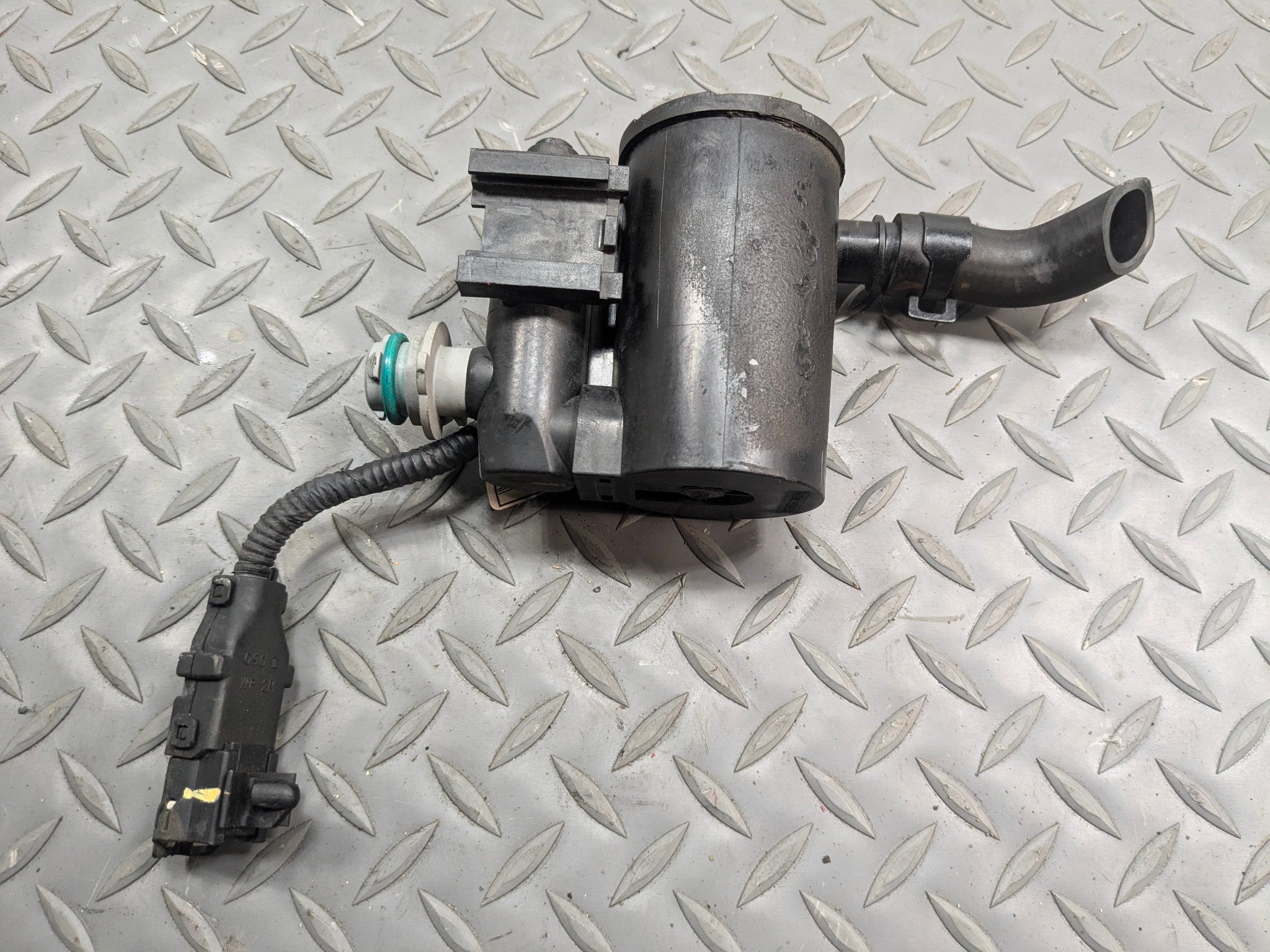 2013 - 2016 HYUNDAI SANTA FE OEM FUEL VAPOR EVAPORATOR CANISTER VENT SOLENOID