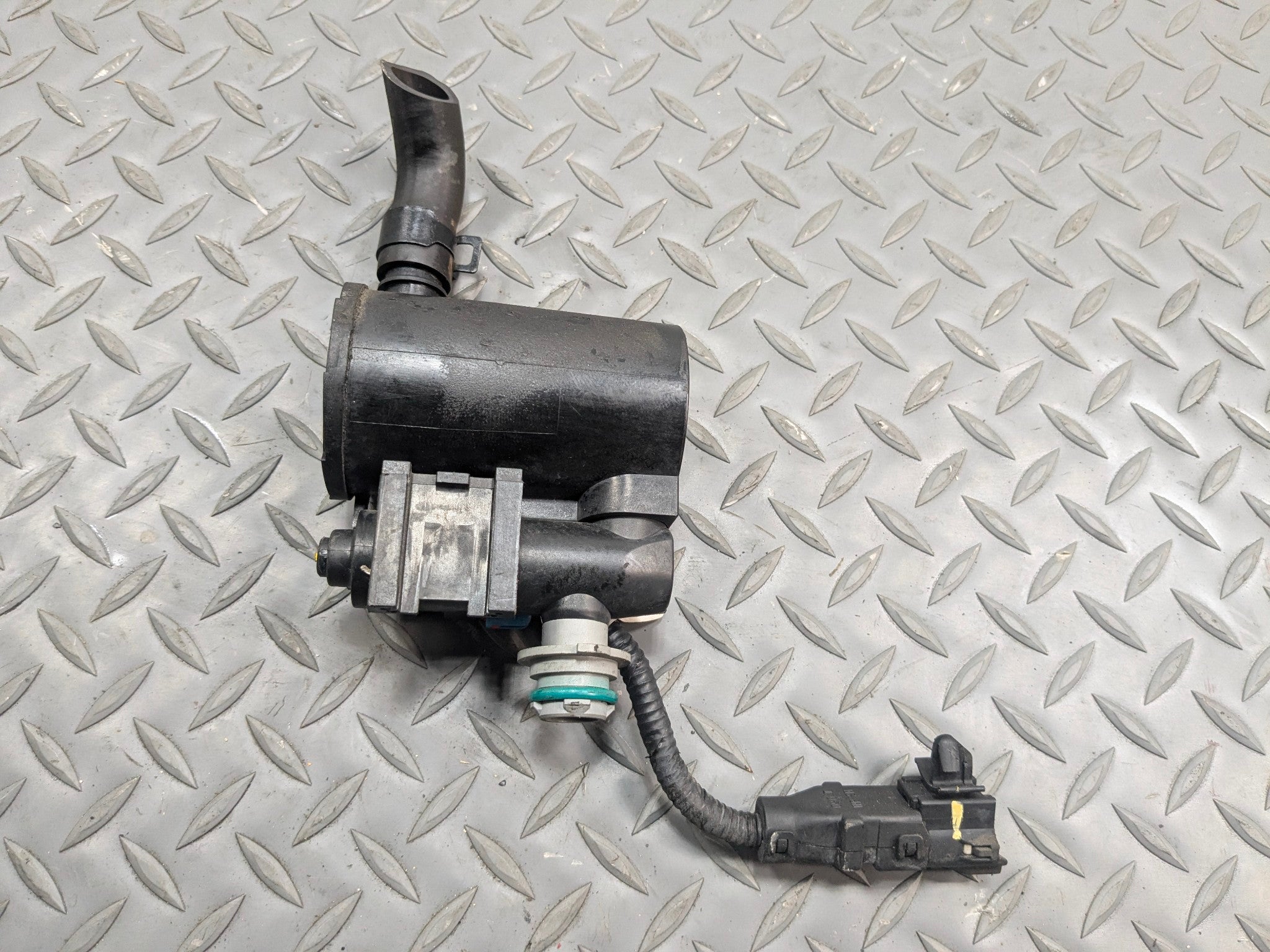 2013 - 2016 HYUNDAI SANTA FE OEM FUEL VAPOR EVAPORATOR CANISTER VENT SOLENOID