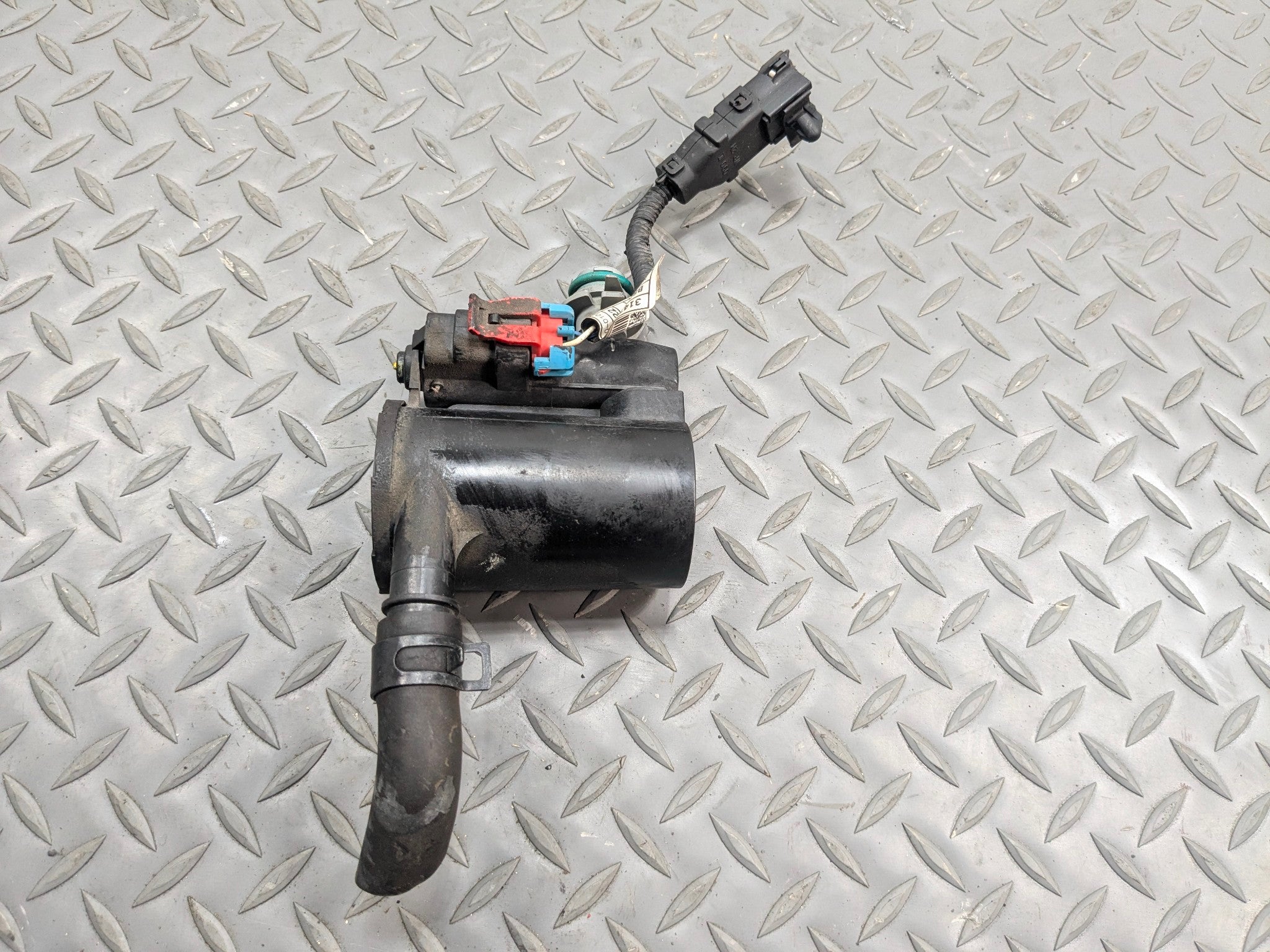 2013 - 2016 HYUNDAI SANTA FE OEM FUEL VAPOR EVAPORATOR CANISTER VENT SOLENOID