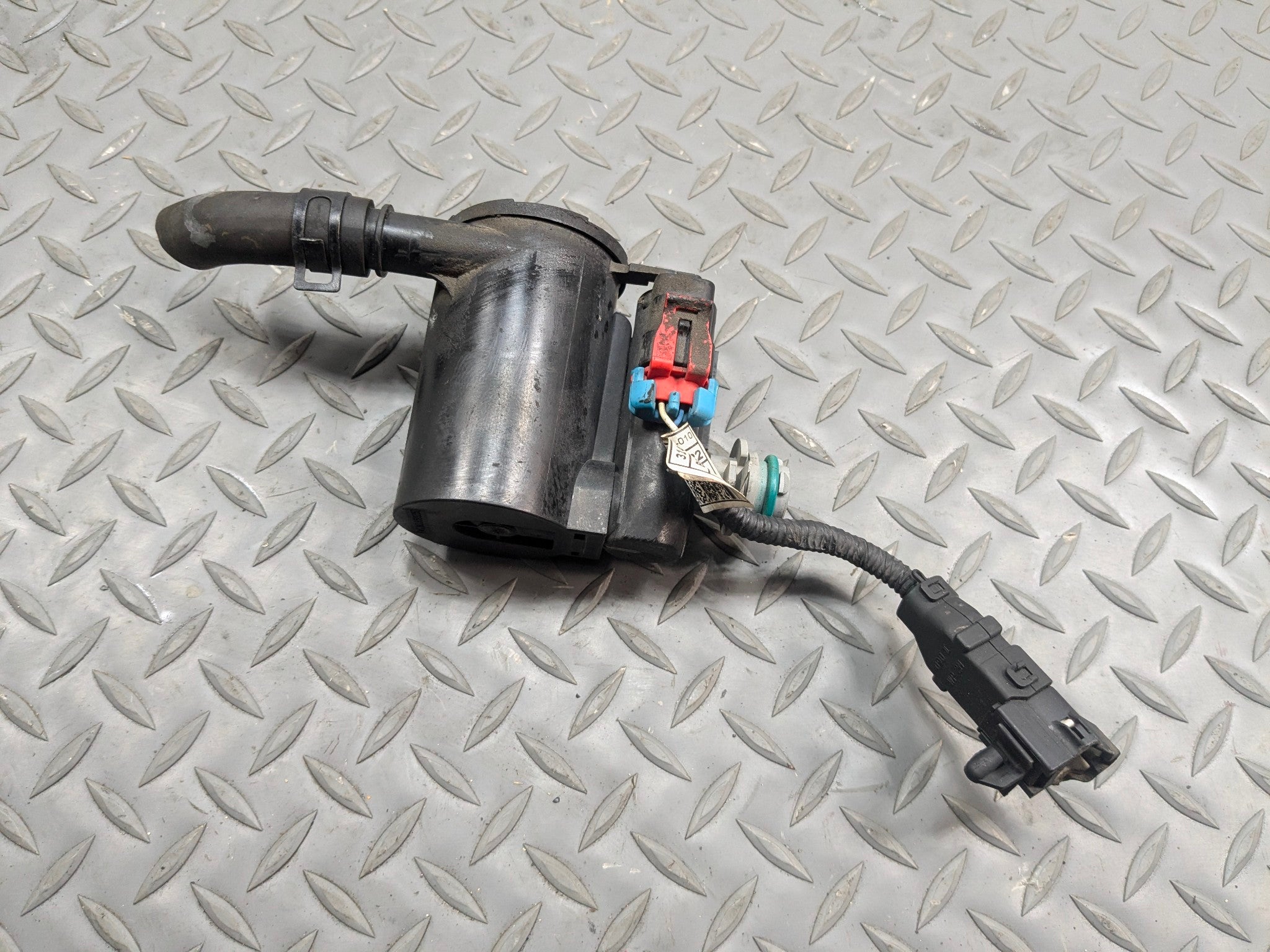 2013 - 2016 HYUNDAI SANTA FE OEM FUEL VAPOR EVAPORATOR CANISTER VENT SOLENOID