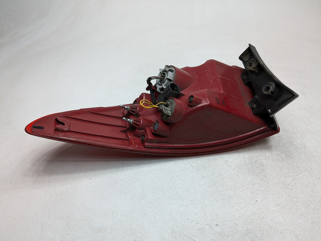 2013 - 2016 HYUNDAI SANTA FE OEM TAILLIGHT QUARTER PANEL MOUNTED REAR LEFT SIDE