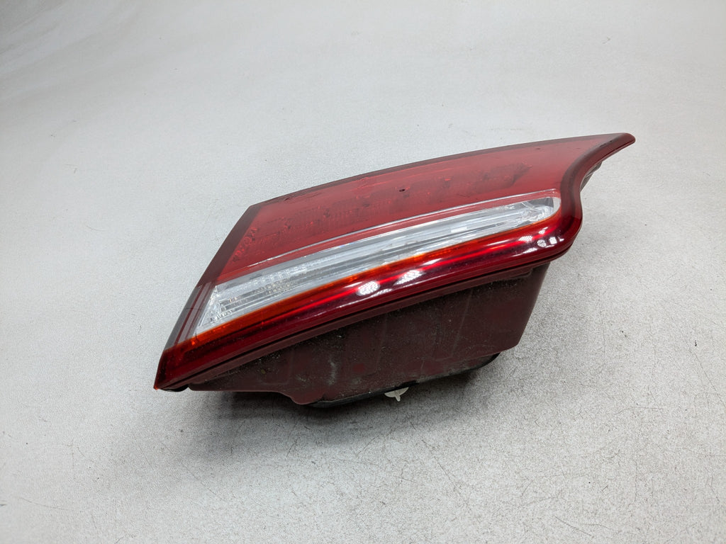 2013 - 2016 HYUNDAI SANTA FE OEM INNER TRUNK DECKLID TAILLIGHT LAMP REAR RIGHT