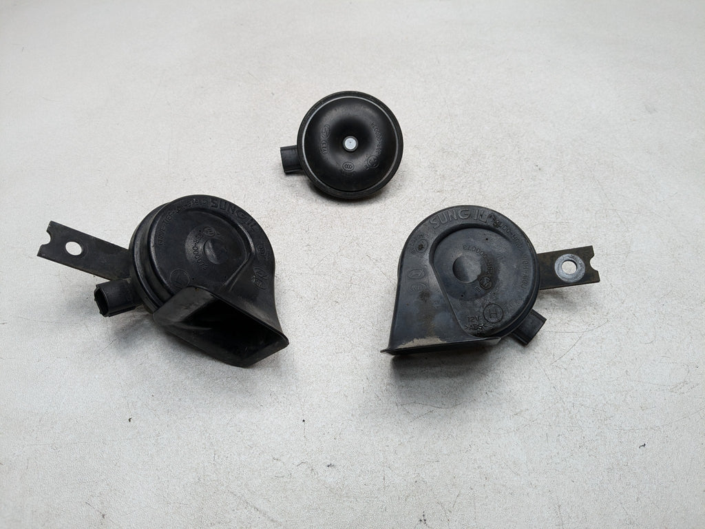 2013 - 2016 HYUNDAI SANTA FE OEM HIGH AND LOW NOTE TONE SAFETY HORN SET OF 3