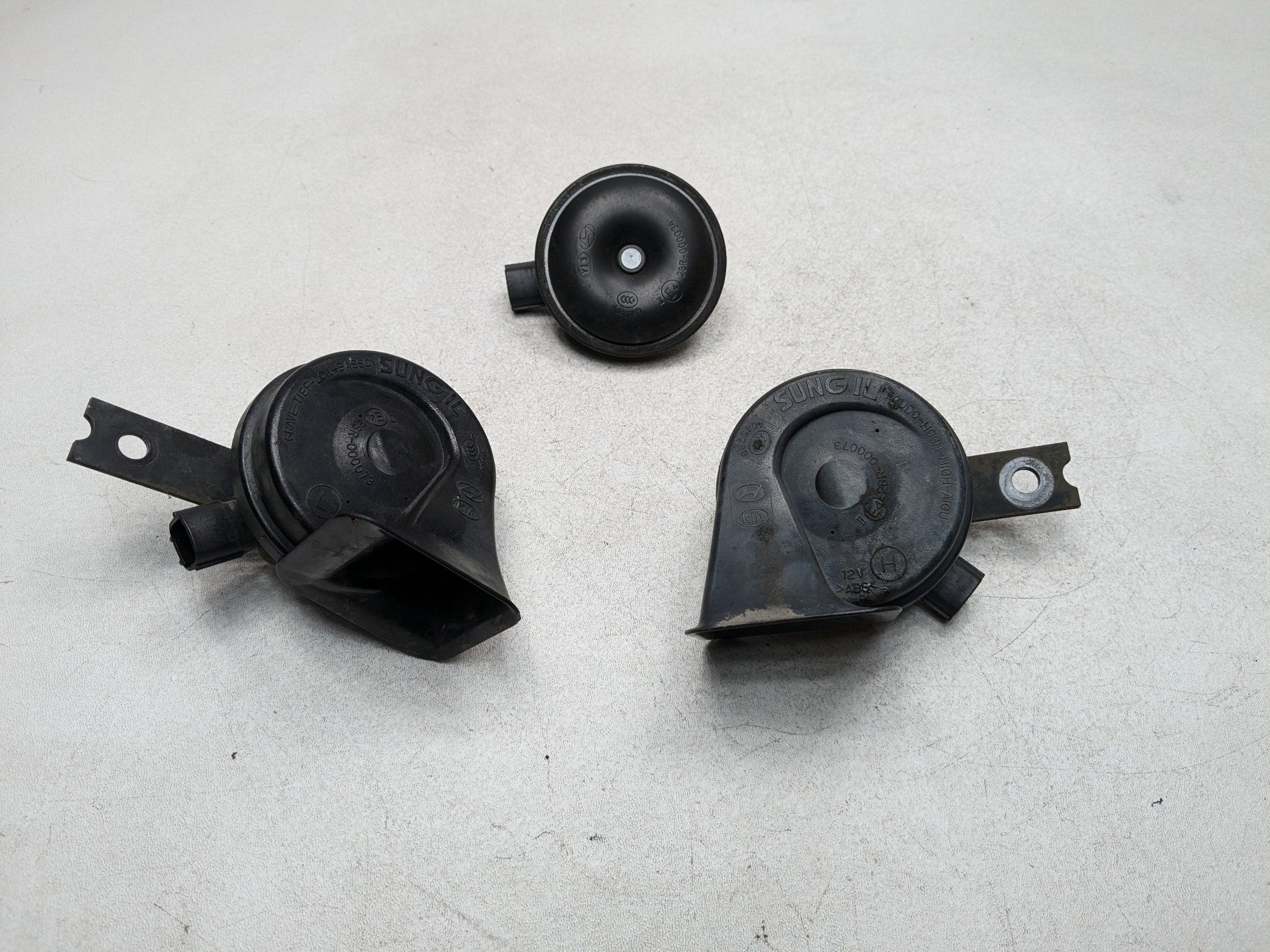 2013 - 2016 HYUNDAI SANTA FE OEM HIGH AND LOW NOTE TONE SAFETY HORN SET OF 3