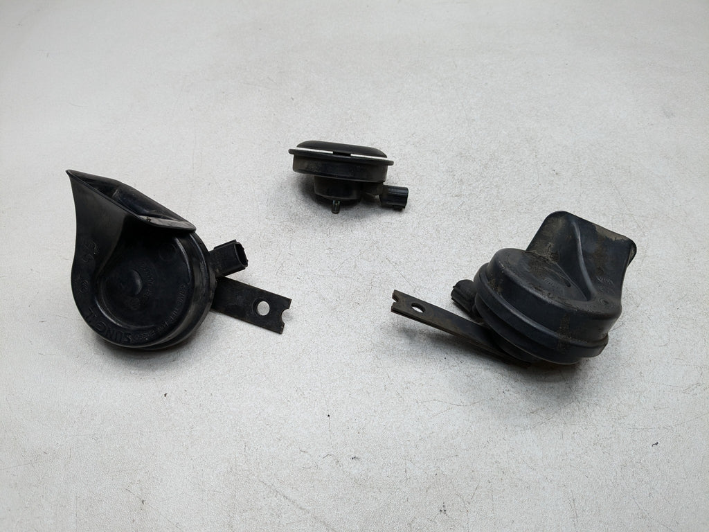2013 - 2016 HYUNDAI SANTA FE OEM HIGH AND LOW NOTE TONE SAFETY HORN SET OF 3