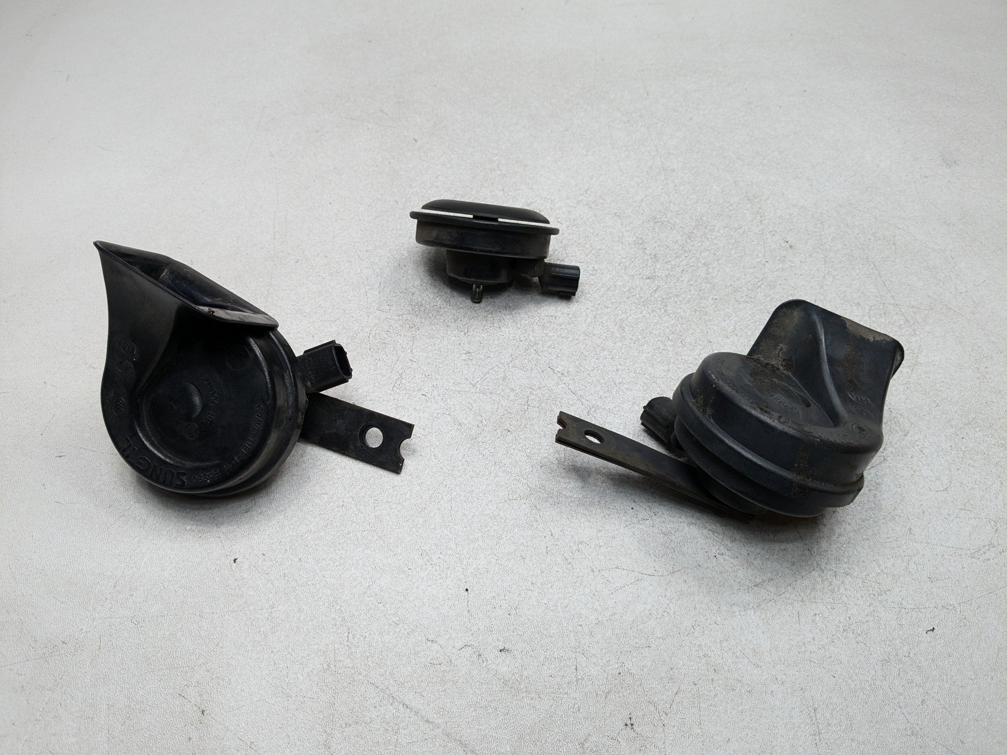 2013 - 2016 HYUNDAI SANTA FE OEM HIGH AND LOW NOTE TONE SAFETY HORN SET OF 3