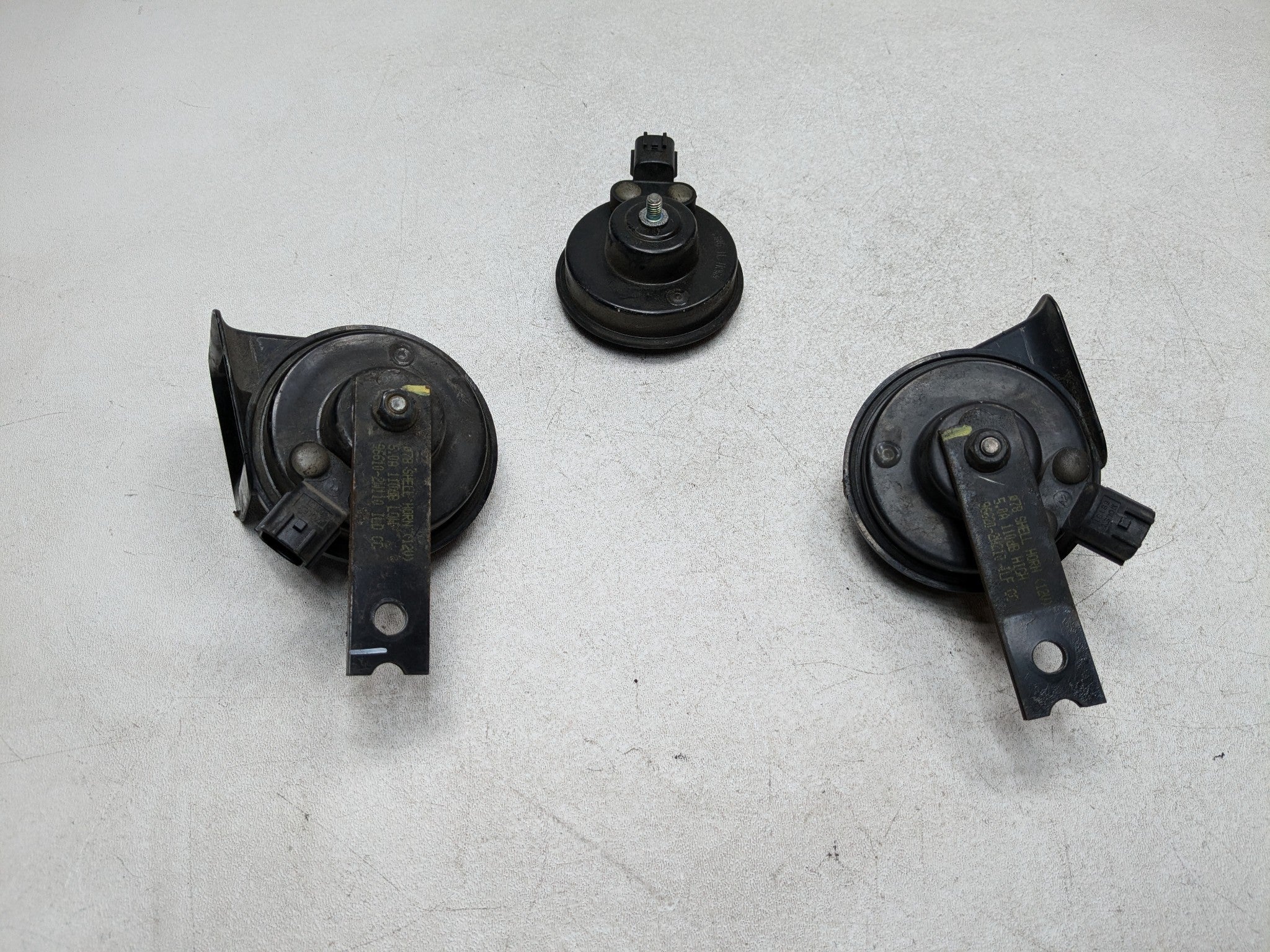 2013 - 2016 HYUNDAI SANTA FE OEM HIGH AND LOW NOTE TONE SAFETY HORN SET OF 3