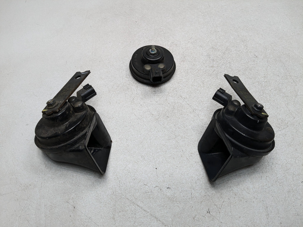 2013 - 2016 HYUNDAI SANTA FE OEM HIGH AND LOW NOTE TONE SAFETY HORN SET OF 3
