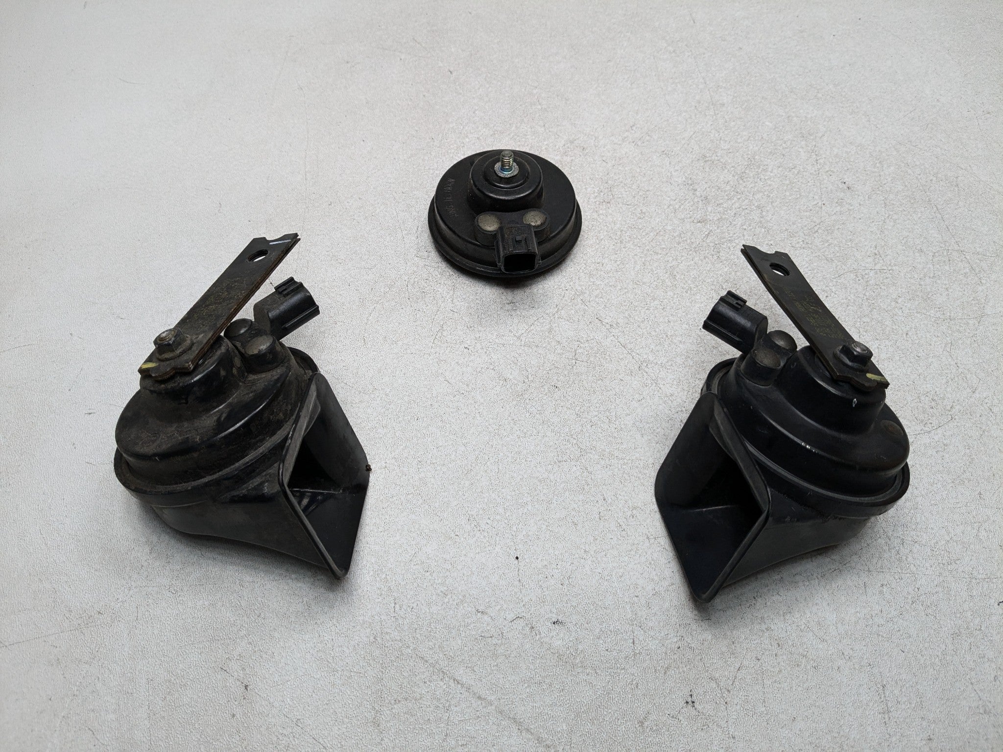 2013 - 2016 HYUNDAI SANTA FE OEM HIGH AND LOW NOTE TONE SAFETY HORN SET OF 3