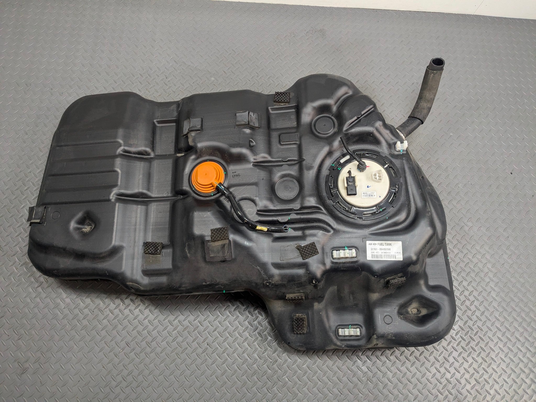 2013 - 2016 HYUNDAI SANTA FE OEM GASOLINE GAS FUEL TANK RESERVOIR ASSEMBLY