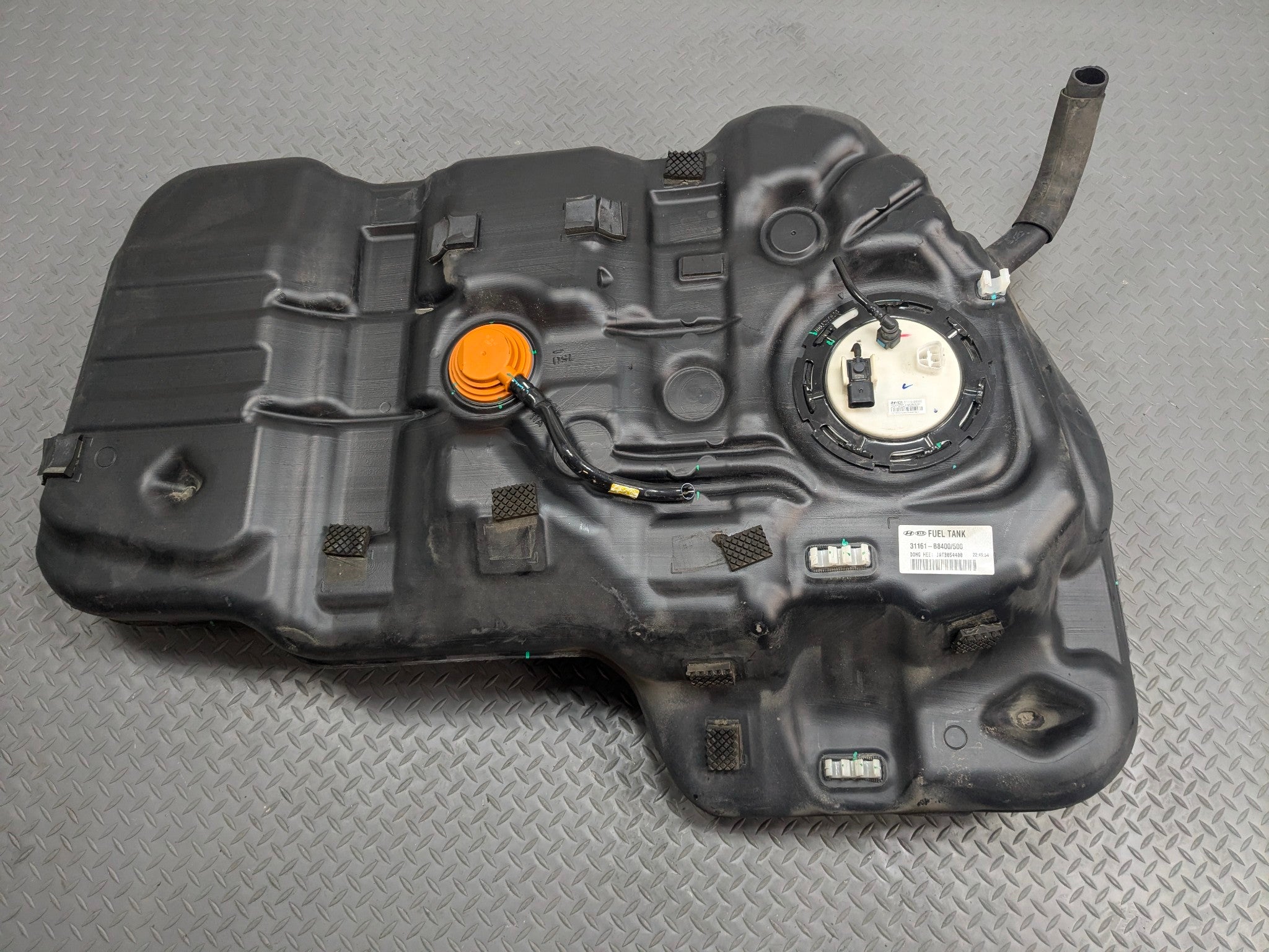 2013 - 2016 HYUNDAI SANTA FE OEM GASOLINE GAS FUEL TANK RESERVOIR ASSEMBLY