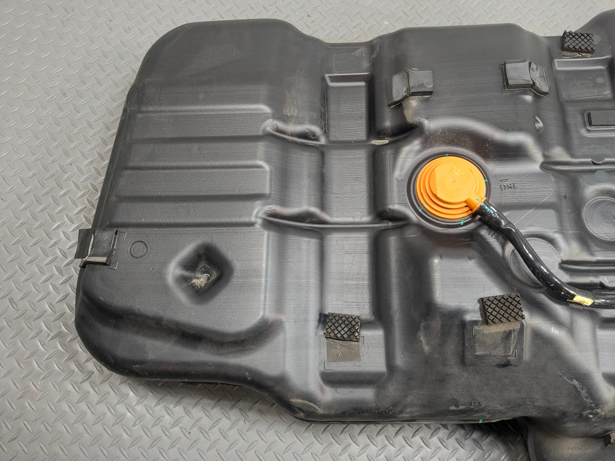 2013 - 2016 HYUNDAI SANTA FE OEM GASOLINE GAS FUEL TANK RESERVOIR ASSEMBLY