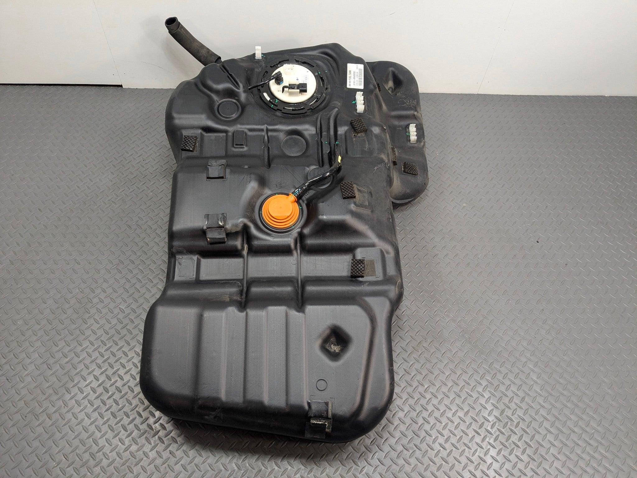 2013 - 2016 HYUNDAI SANTA FE OEM GASOLINE GAS FUEL TANK RESERVOIR ASSEMBLY