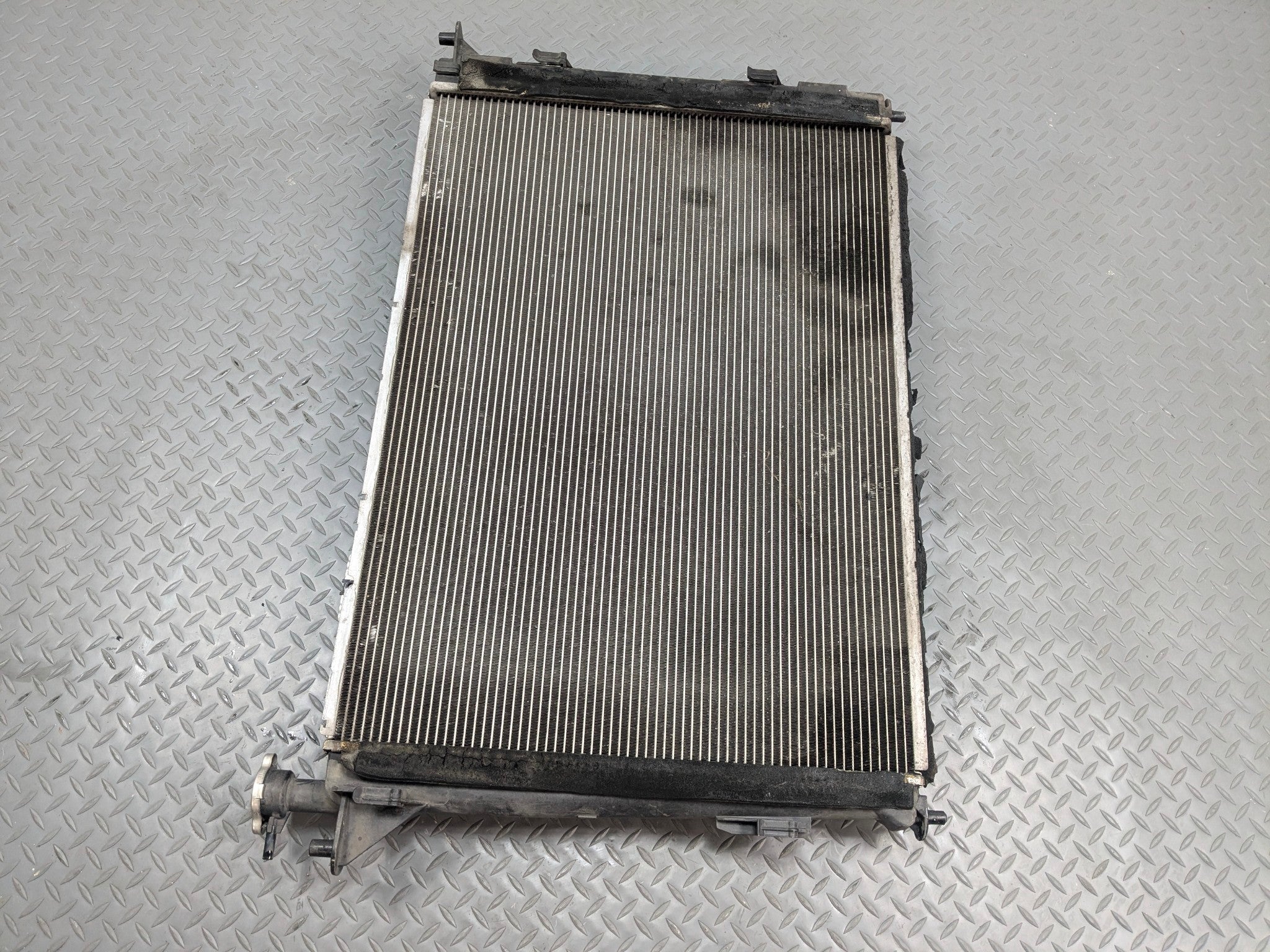 2013 - 2016 HYUNDAI SANTA FE OEM ENGINE MOTOR COOLING RADIATOR ASSEMBLY LWB 3.3L
