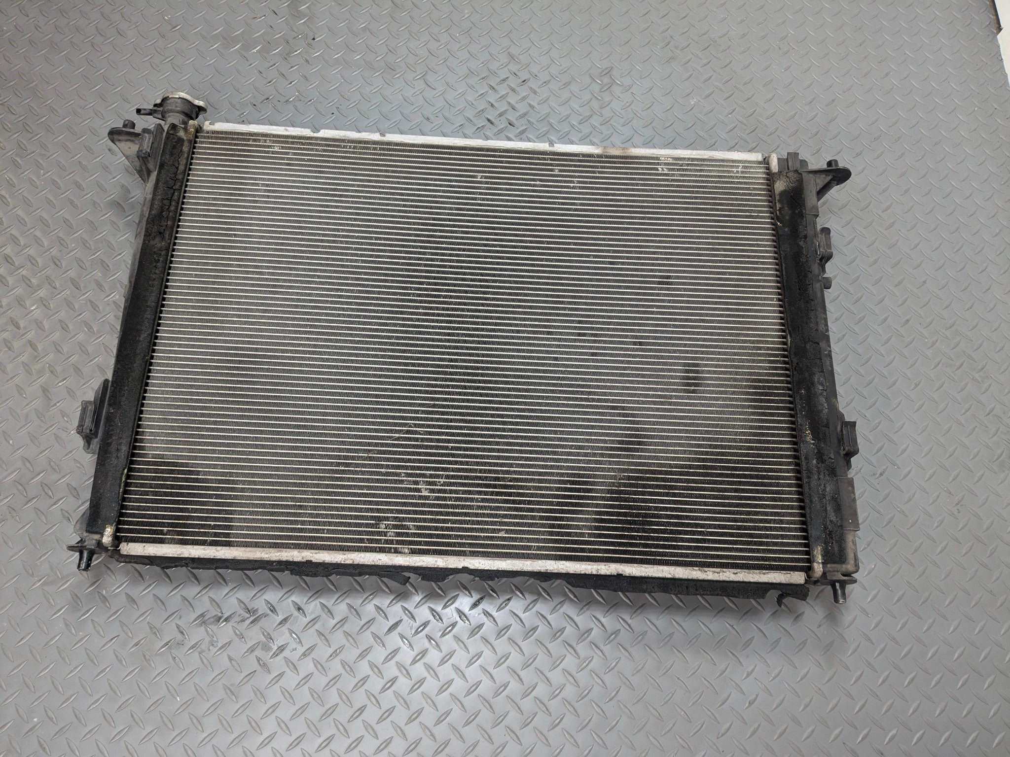 2013 - 2016 HYUNDAI SANTA FE OEM ENGINE MOTOR COOLING RADIATOR ASSEMBLY LWB 3.3L