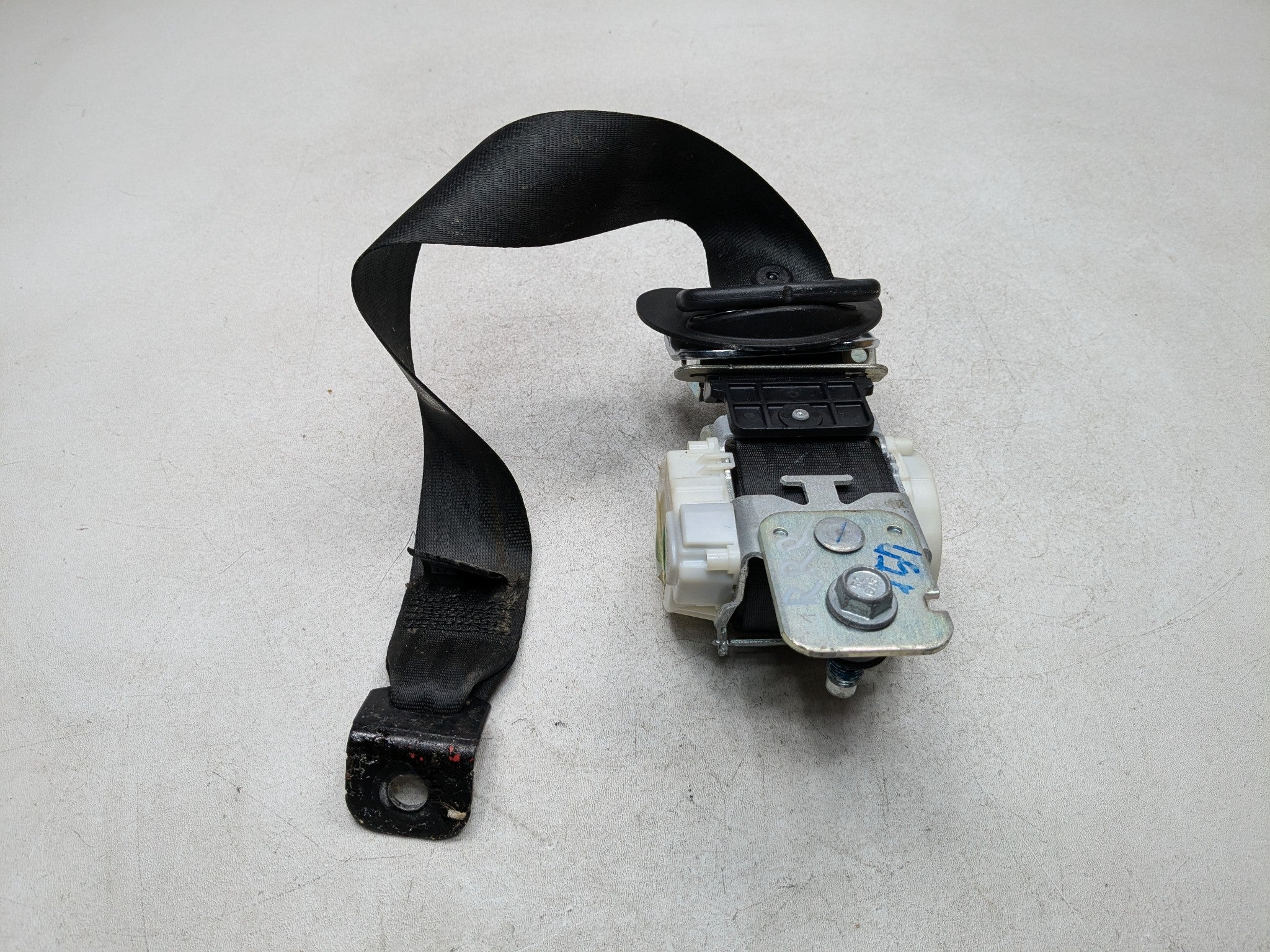 2013 - 2016 HYUNDAI SANTA FE OEM 3RD ROW SEAT BELT RETRACTOR REAR RIGHT SIDE
