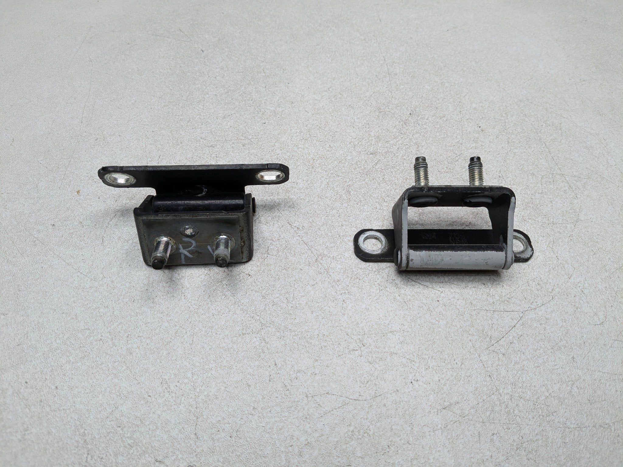 2013 - 2016 HYUNDAI SANTA FE OEM TAILGATE HINGES SET REAR LEFT AND RIGHT SIDE