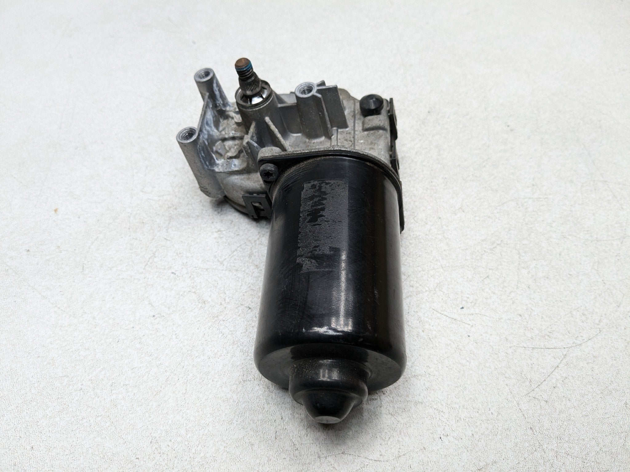 2013 - 2016 HYUNDAI SANTA FE OEM WINDSHIELD WIPER MOTOR ASSEMBLY FRONT SIDE