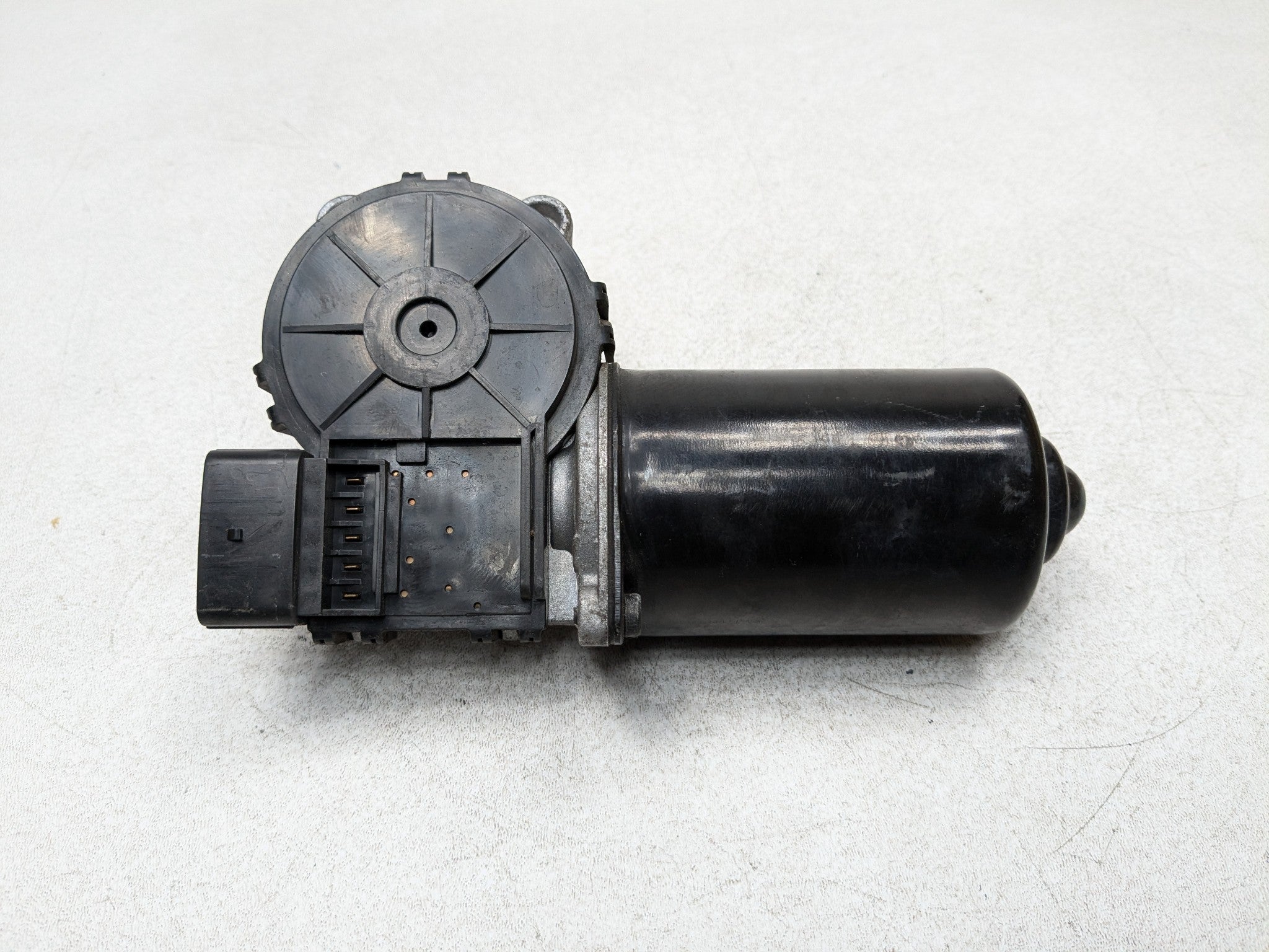 2013 - 2016 HYUNDAI SANTA FE OEM WINDSHIELD WIPER MOTOR ASSEMBLY FRONT SIDE