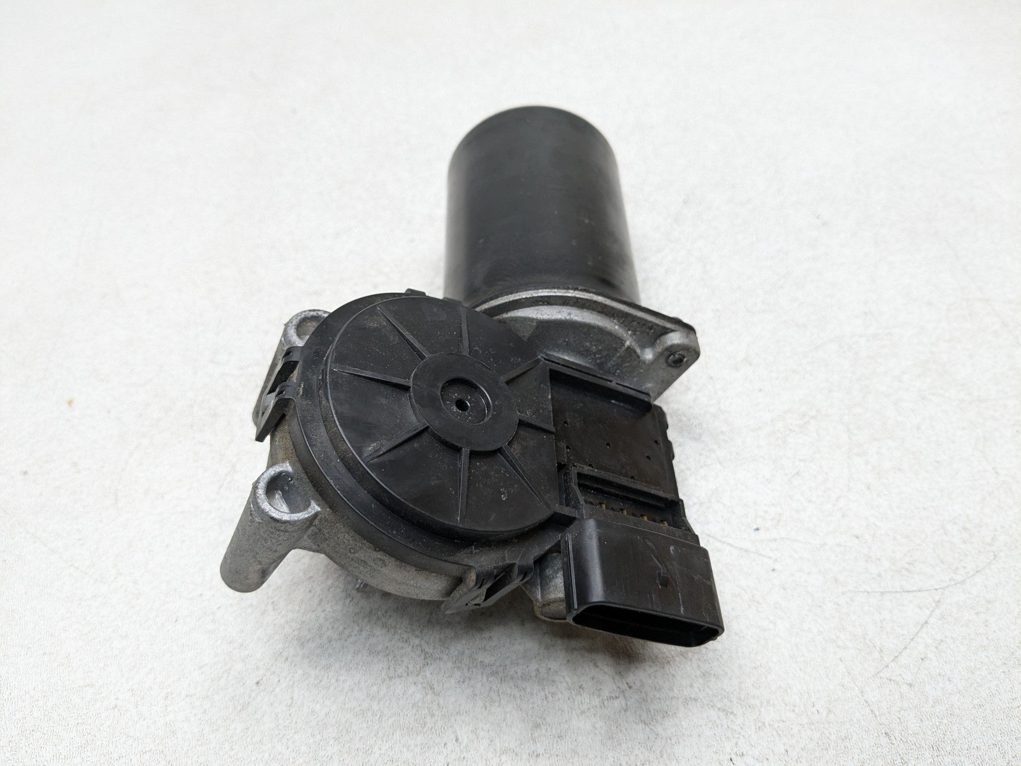 2013 - 2016 HYUNDAI SANTA FE OEM WINDSHIELD WIPER MOTOR ASSEMBLY FRONT SIDE