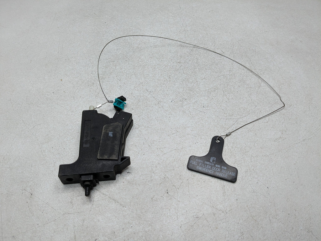 2013 - 2016 HYUNDAI SANTA FE OEM FUEL TANK DOOR LID LOCK RELEASE ACTUATOR