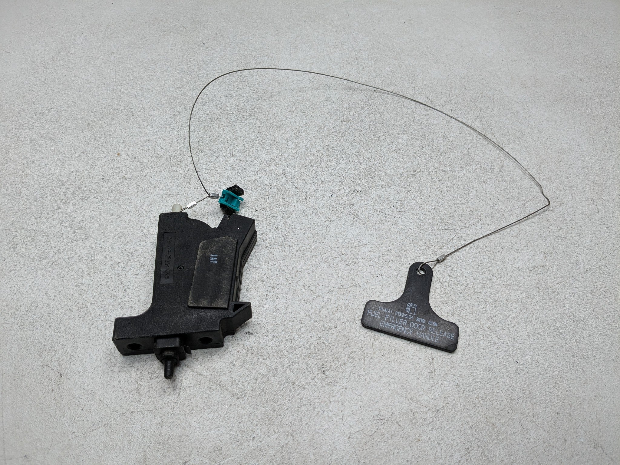 2013 - 2016 HYUNDAI SANTA FE OEM FUEL TANK DOOR LID LOCK RELEASE ACTUATOR