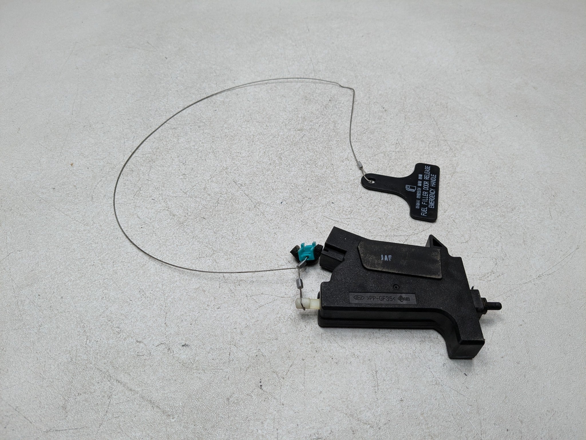 2013 - 2016 HYUNDAI SANTA FE OEM FUEL TANK DOOR LID LOCK RELEASE ACTUATOR