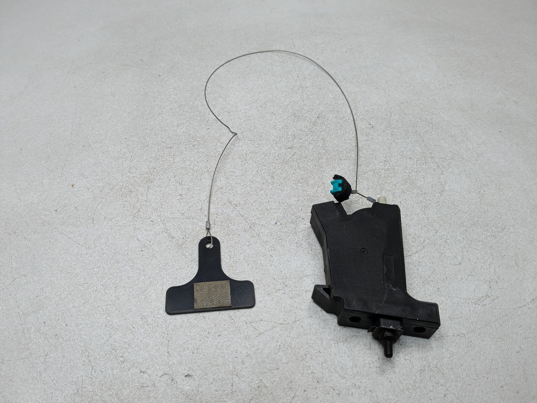 2013 - 2016 HYUNDAI SANTA FE OEM FUEL TANK DOOR LID LOCK RELEASE ACTUATOR