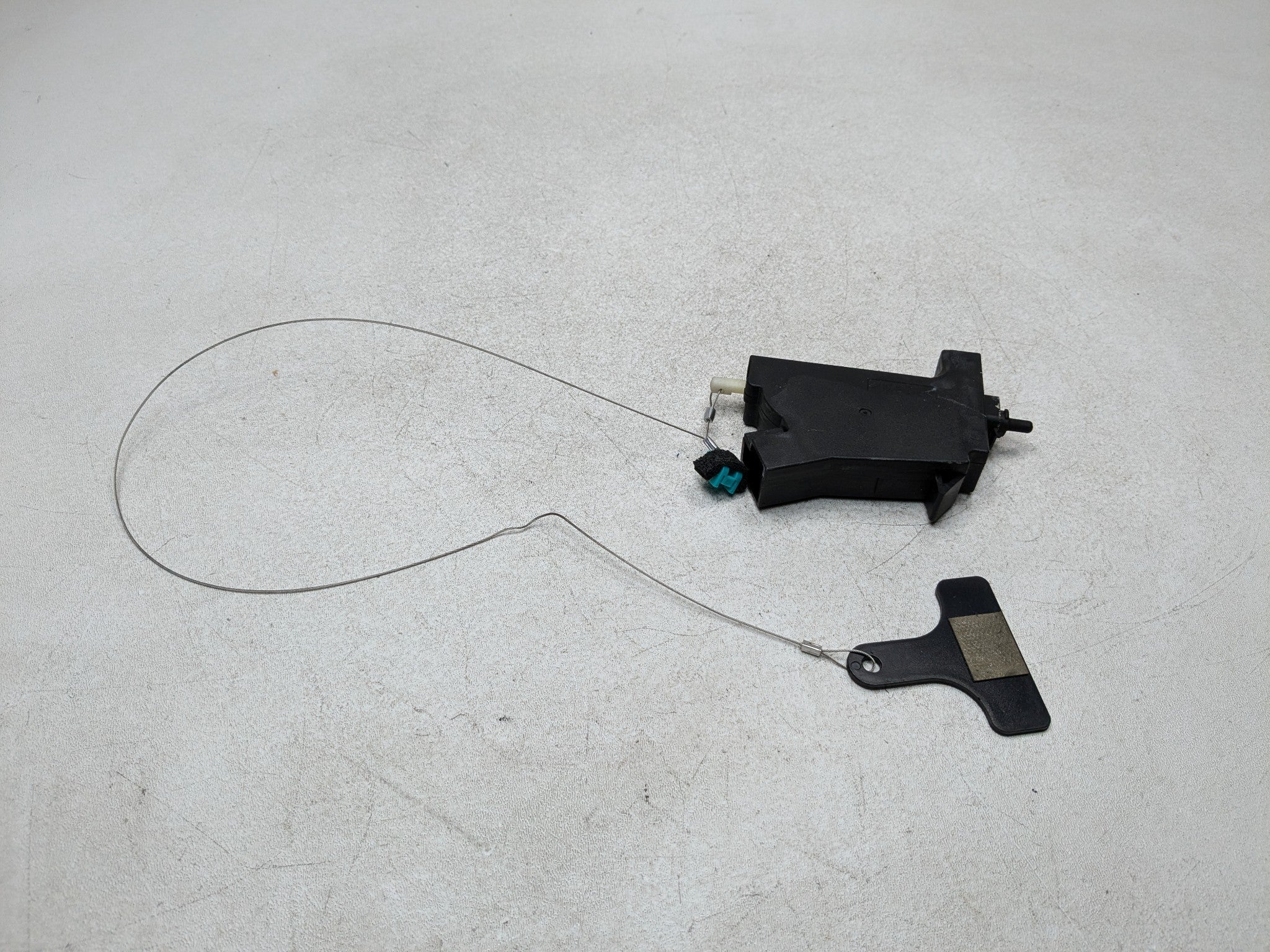 2013 - 2016 HYUNDAI SANTA FE OEM FUEL TANK DOOR LID LOCK RELEASE ACTUATOR