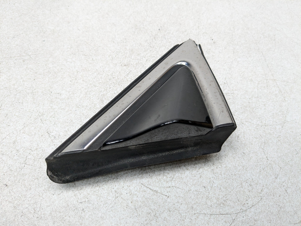 2013 - 2016 HYUNDAI SANTA FE OEM FENDER CORNER COVER TRIM RIGHT PASSENGER SIDE