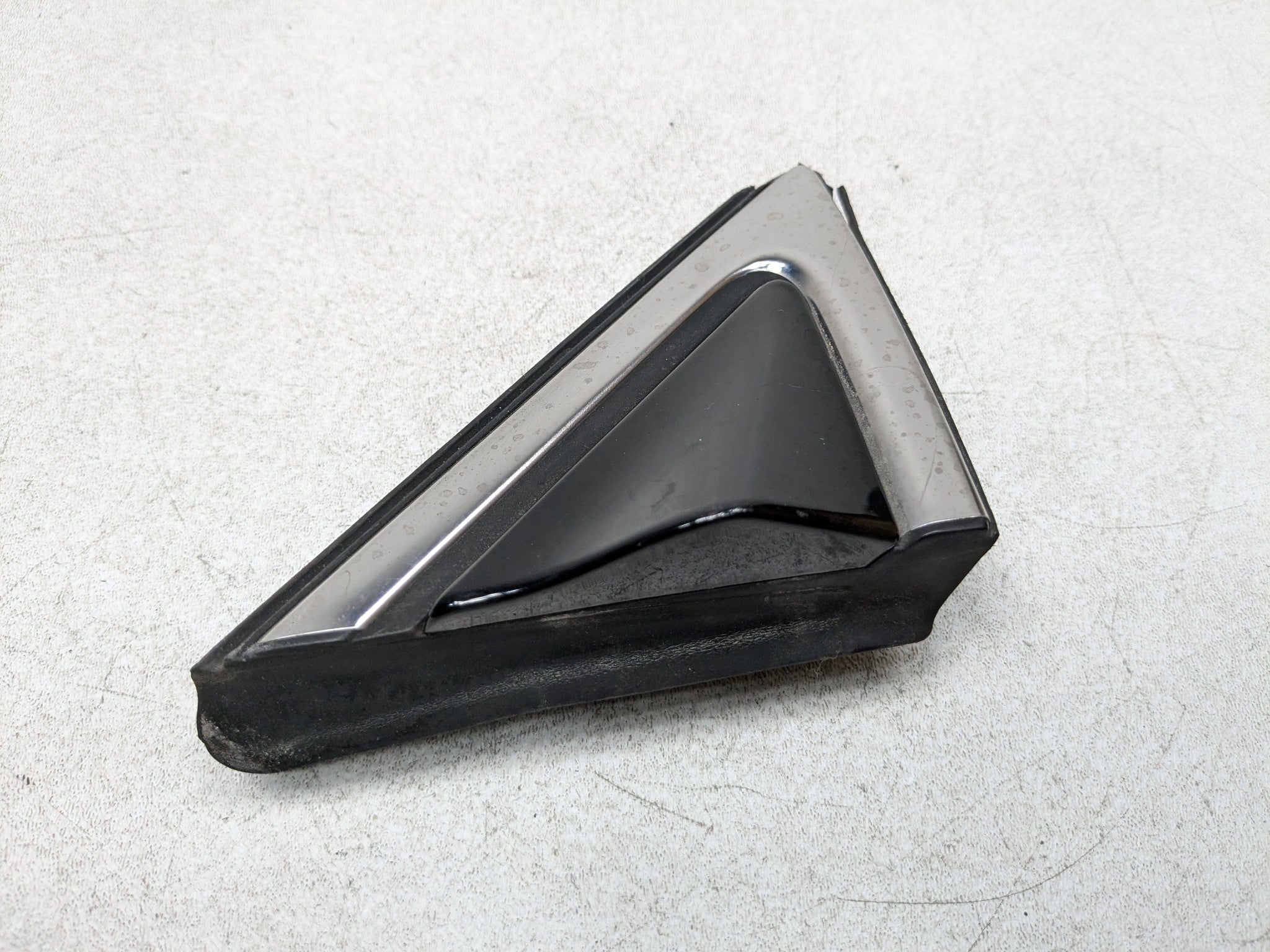 2013 - 2016 HYUNDAI SANTA FE OEM FENDER CORNER COVER TRIM RIGHT PASSENGER SIDE