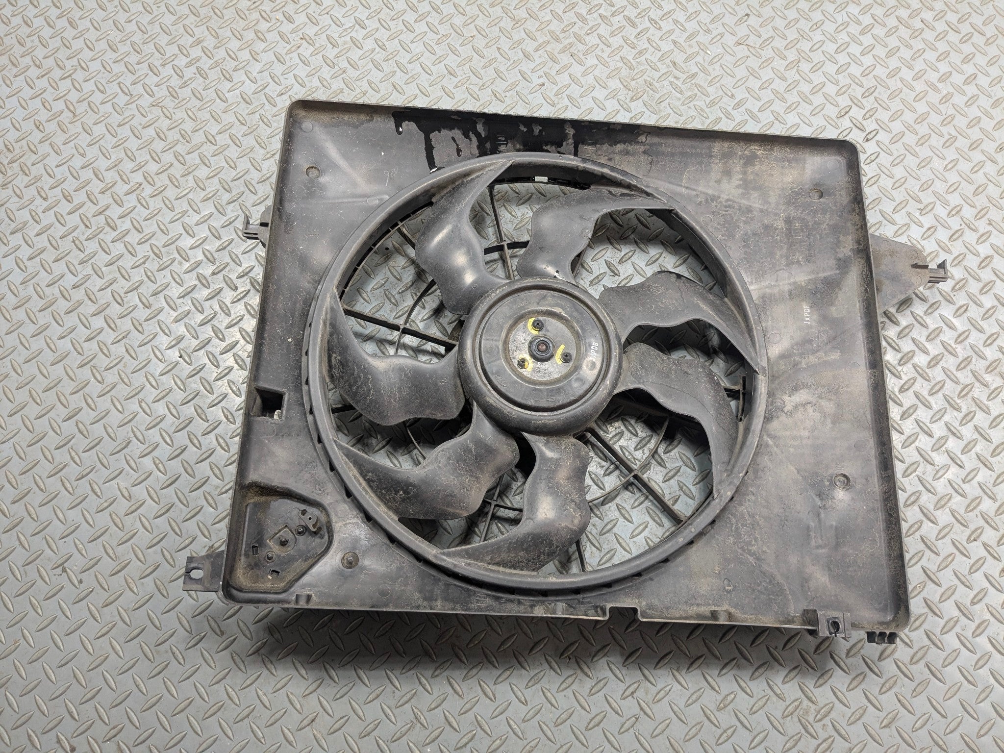 2013 - 2016 HYUNDAI SANTA FE OEM FAN WITH SHROUD ELECTRIC COOLING MOTOR