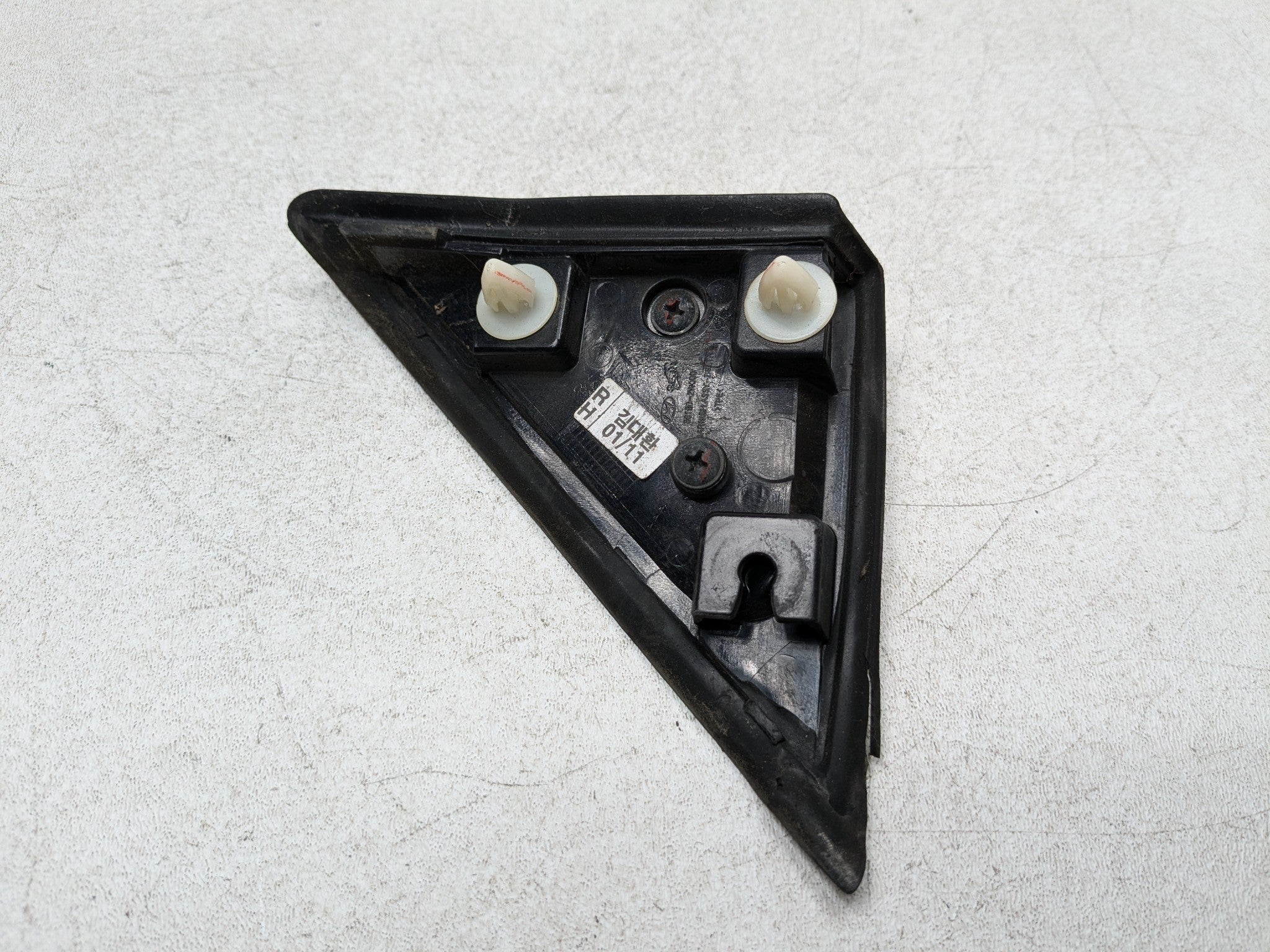 2013 - 2016 HYUNDAI SANTA FE OEM FENDER CORNER COVER TRIM RIGHT PASSENGER SIDE