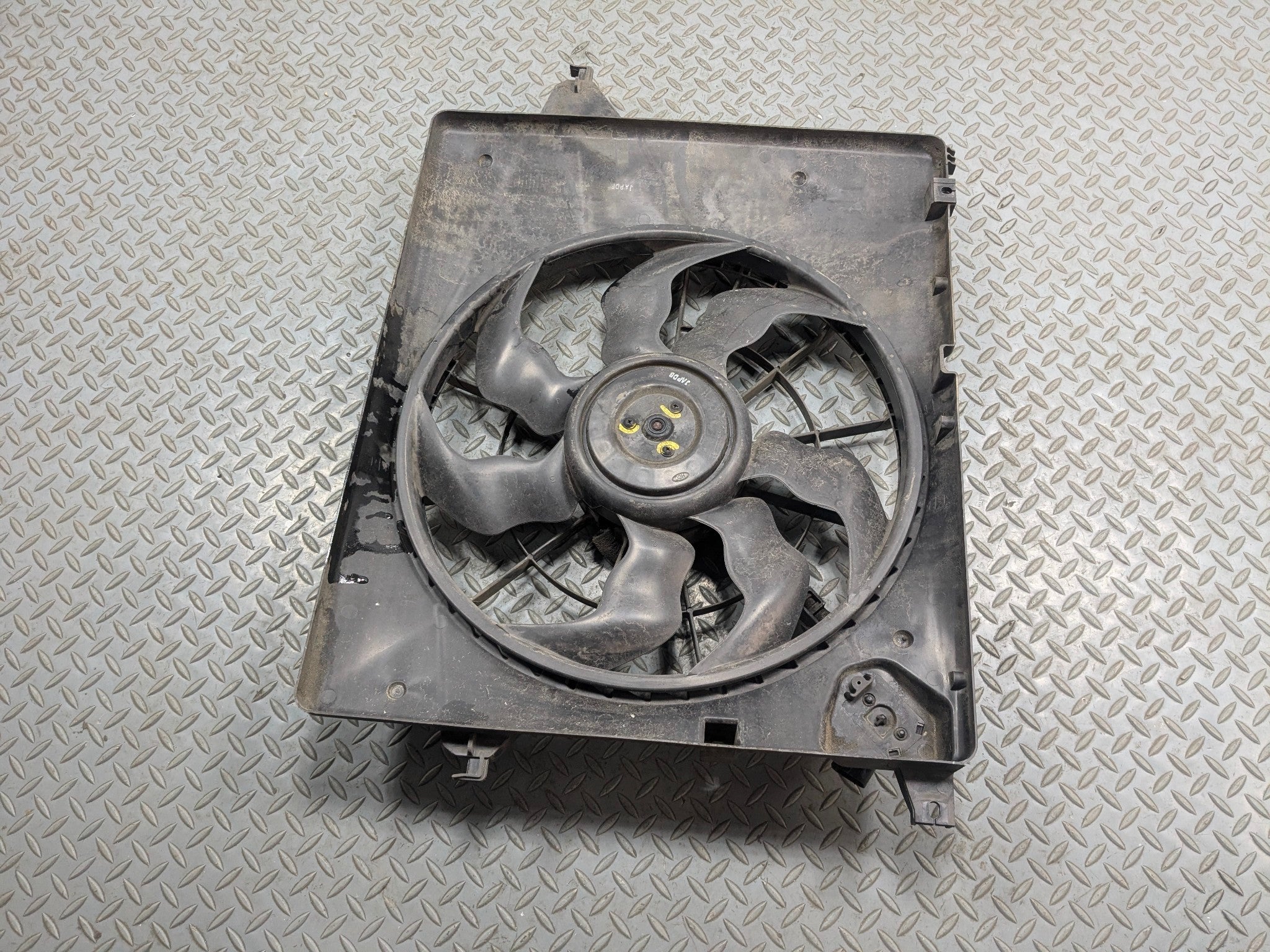 2013 - 2016 HYUNDAI SANTA FE OEM FAN WITH SHROUD ELECTRIC COOLING MOTOR
