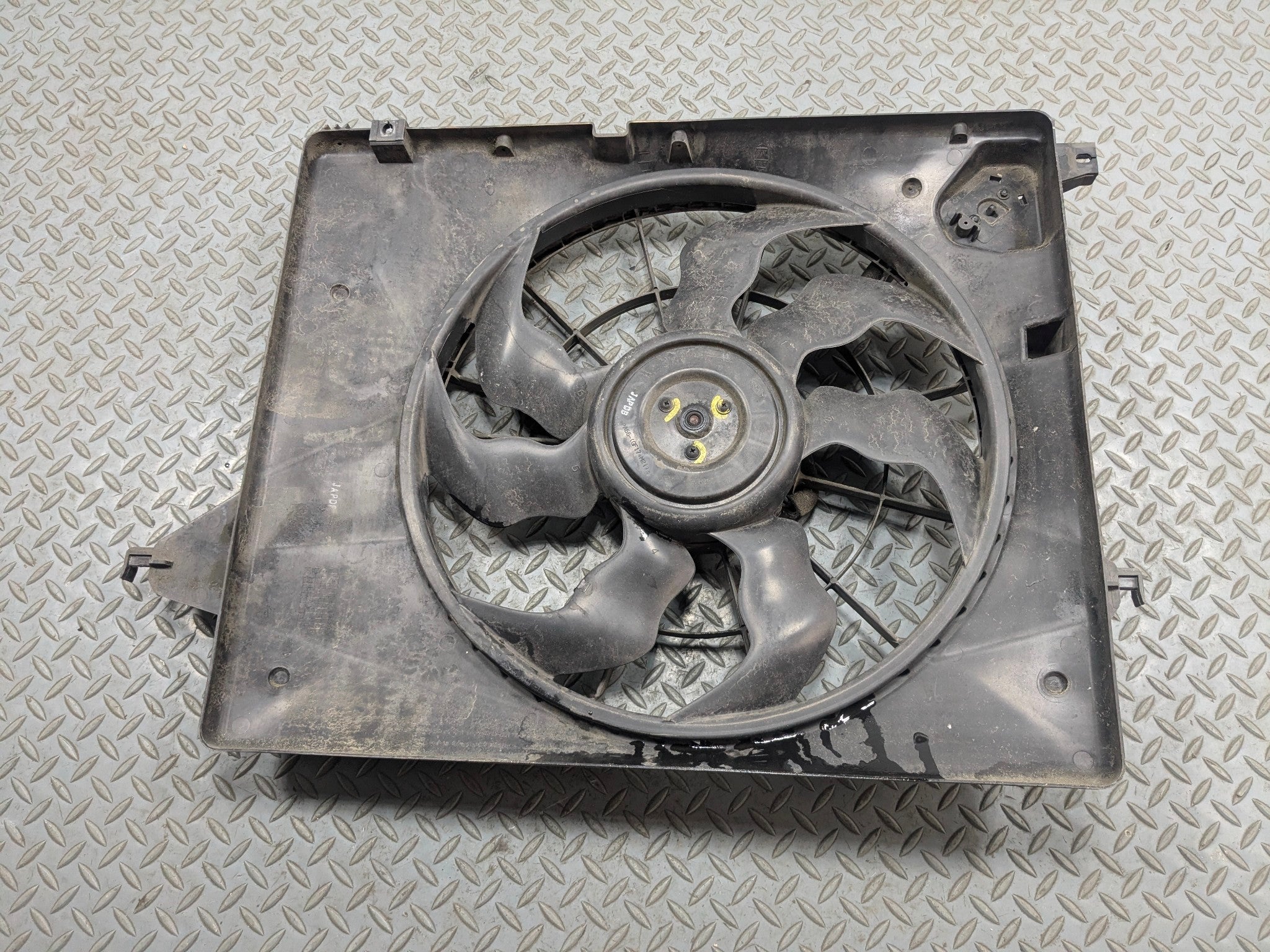 2013 - 2016 HYUNDAI SANTA FE OEM FAN WITH SHROUD ELECTRIC COOLING MOTOR