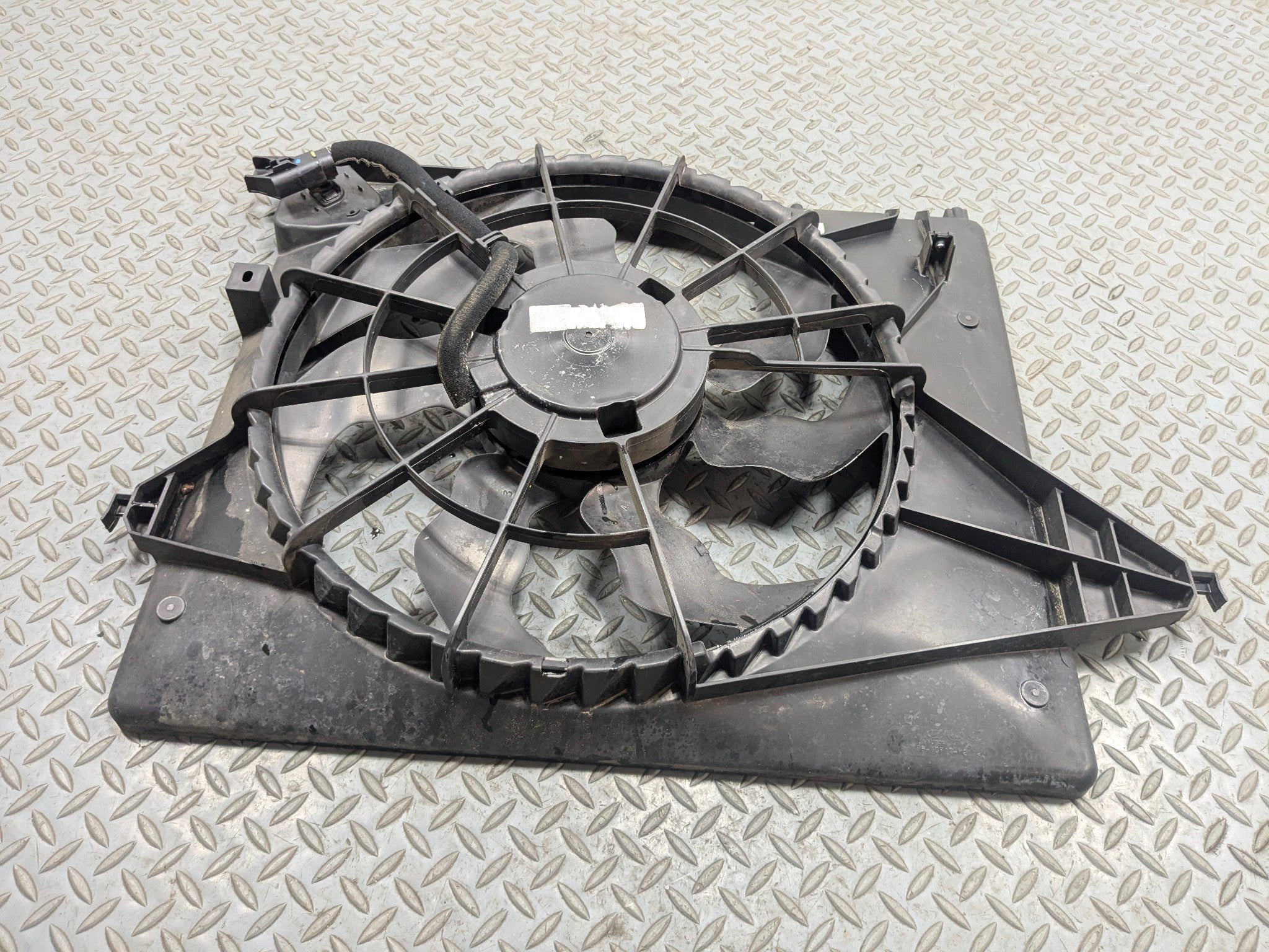 2013 - 2016 HYUNDAI SANTA FE OEM FAN WITH SHROUD ELECTRIC COOLING MOTOR