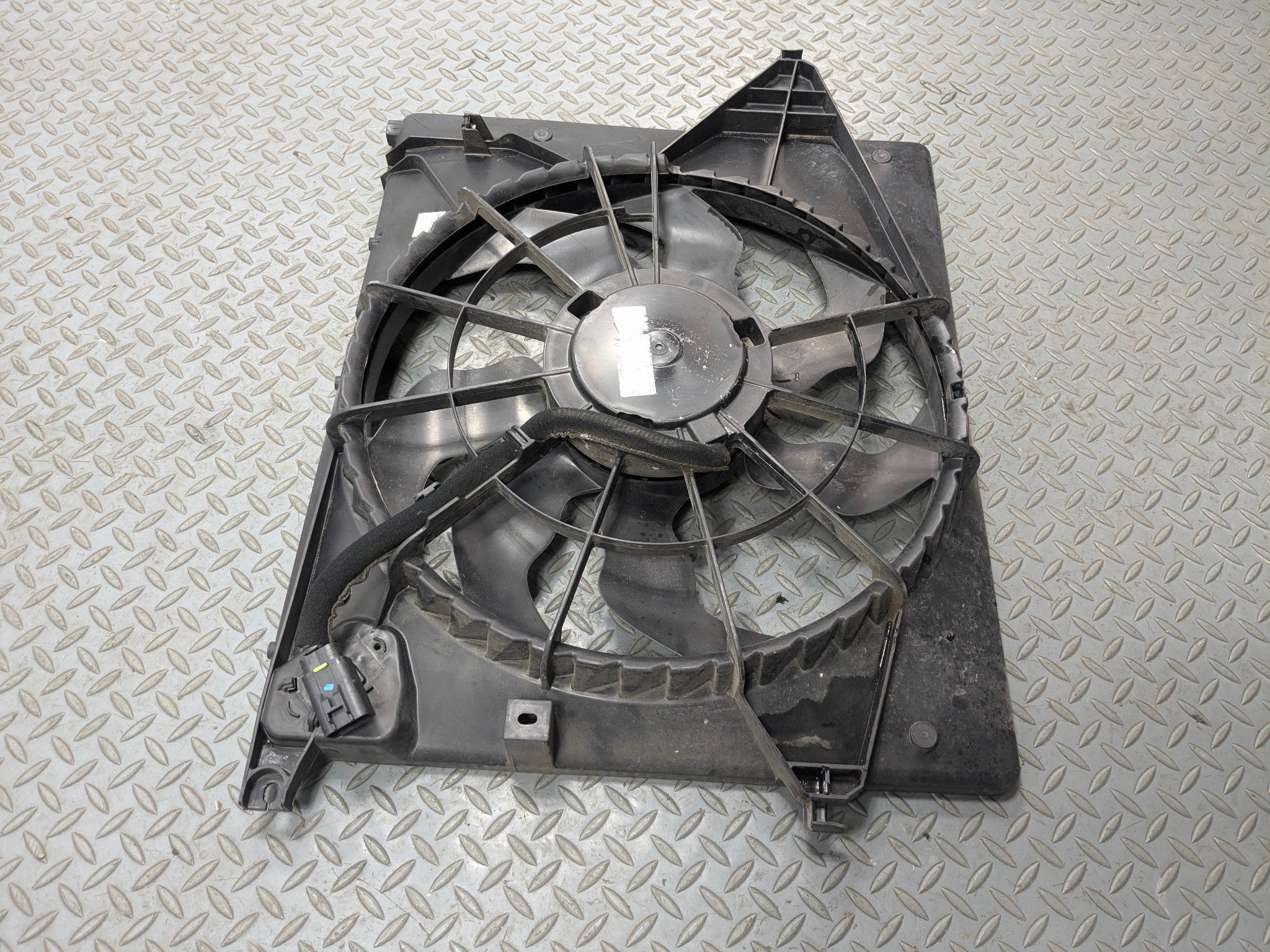 2013 - 2016 HYUNDAI SANTA FE OEM FAN WITH SHROUD ELECTRIC COOLING MOTOR