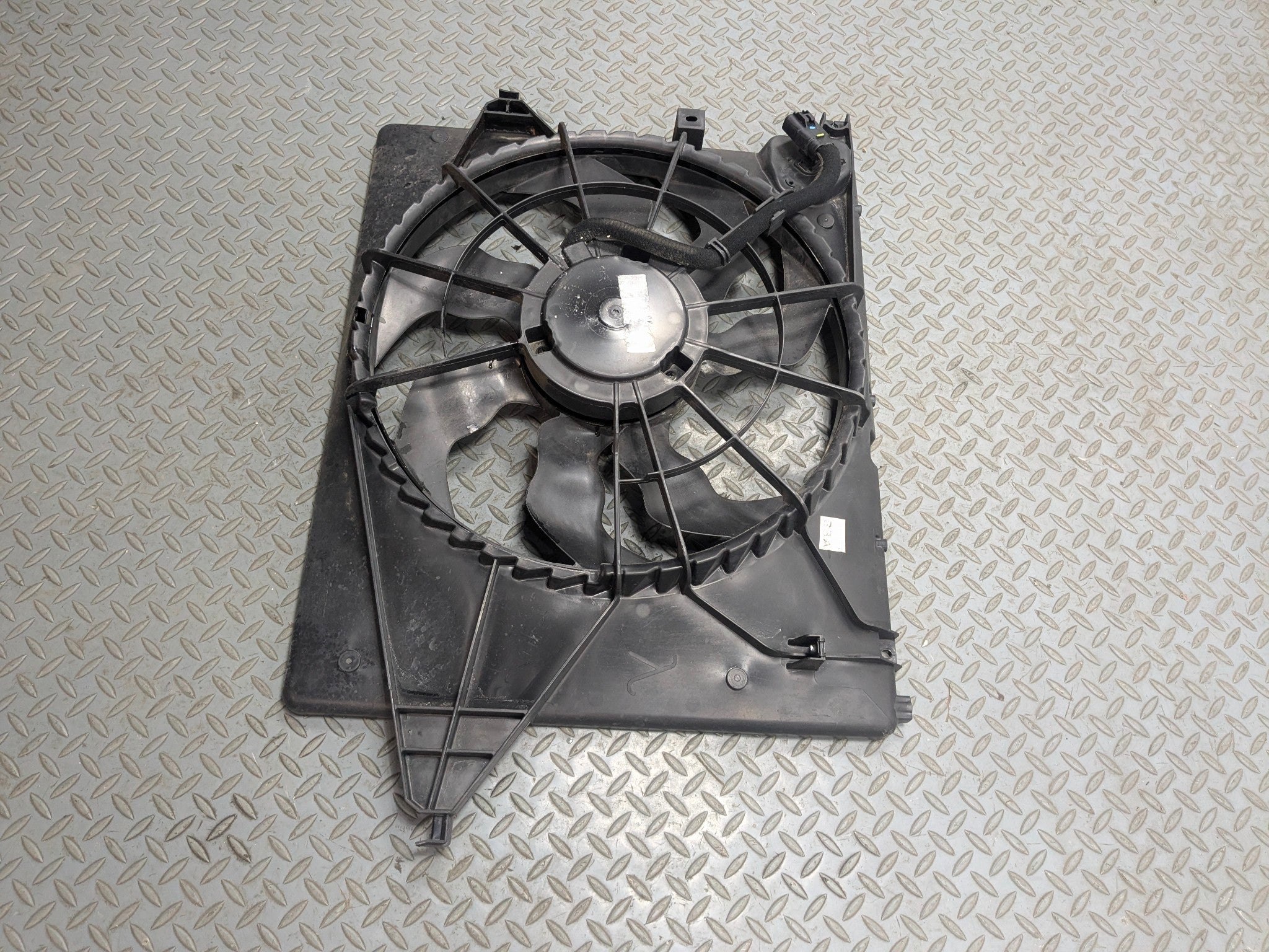 2013 - 2016 HYUNDAI SANTA FE OEM FAN WITH SHROUD ELECTRIC COOLING MOTOR