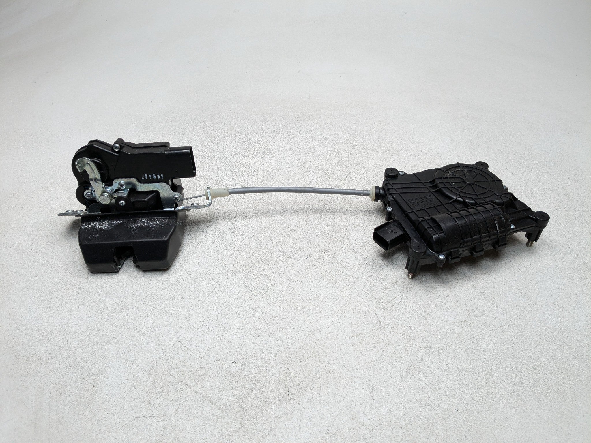 2013 - 2016 HYUNDAI SANTA FE OEM REAR TRUNK LID LATCH LOCK ACTUATOR MOTOR