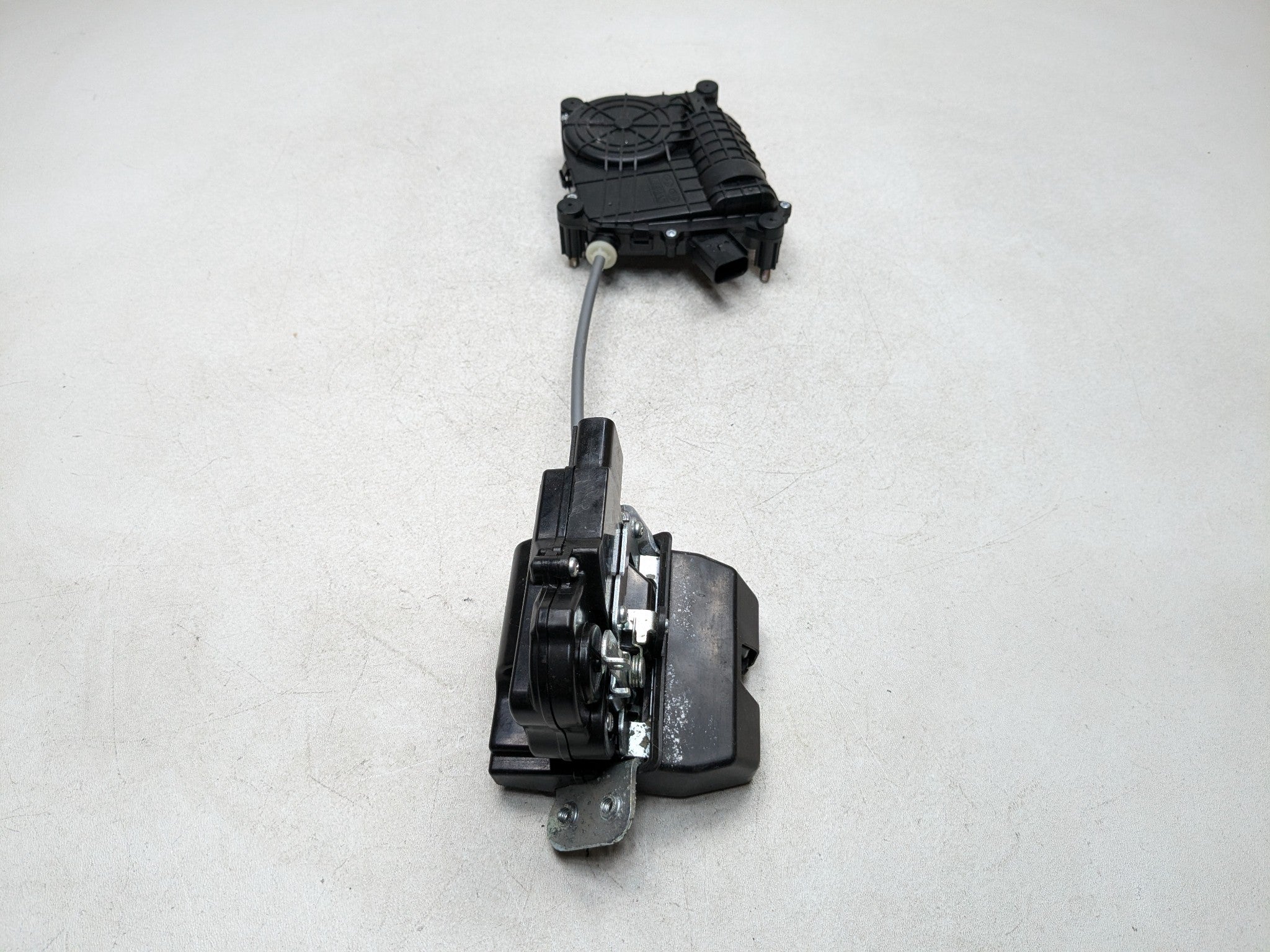 2013 - 2016 HYUNDAI SANTA FE OEM REAR TRUNK LID LATCH LOCK ACTUATOR MOTOR