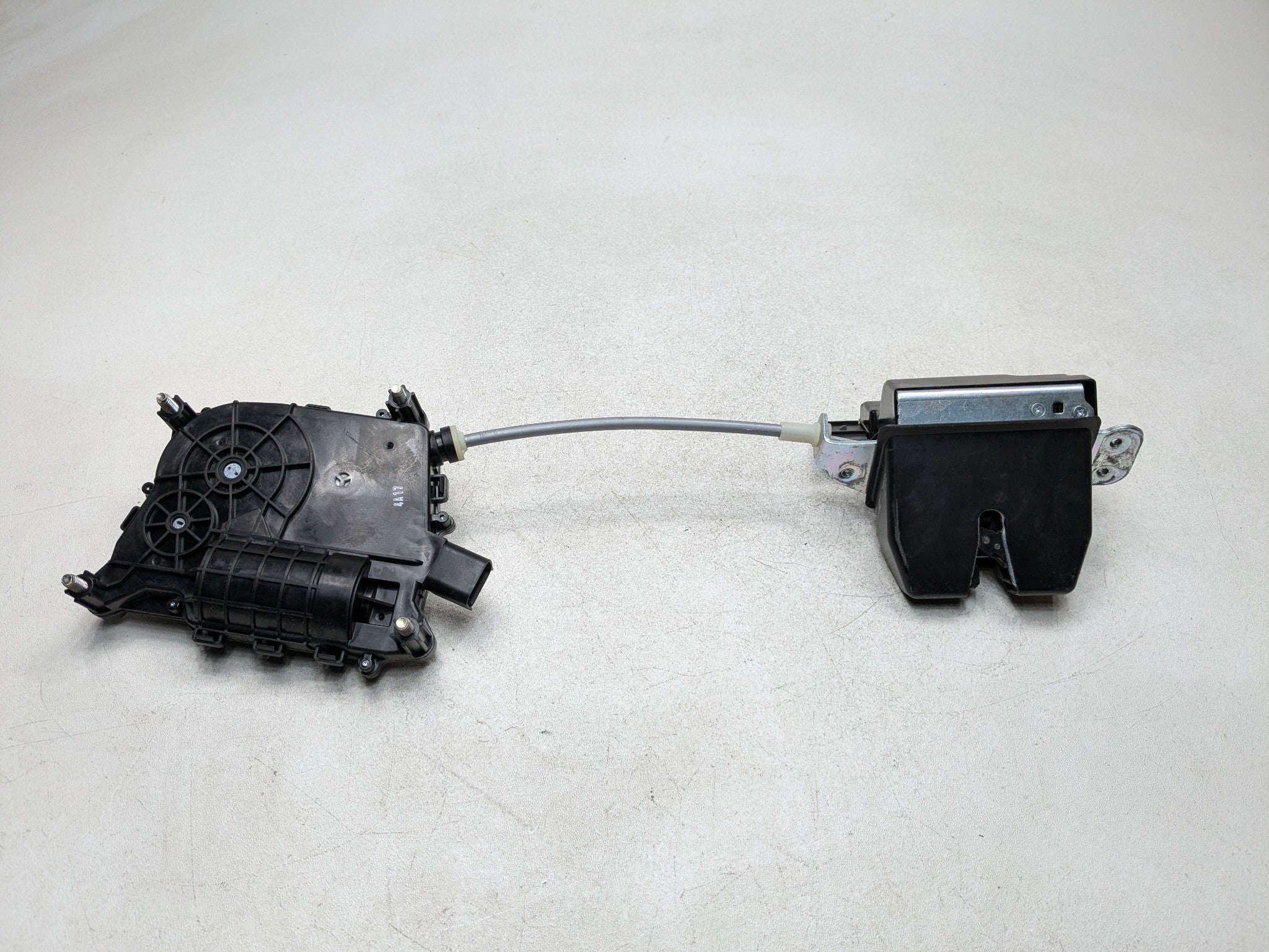 2013 - 2016 HYUNDAI SANTA FE OEM REAR TRUNK LID LATCH LOCK ACTUATOR MOTOR