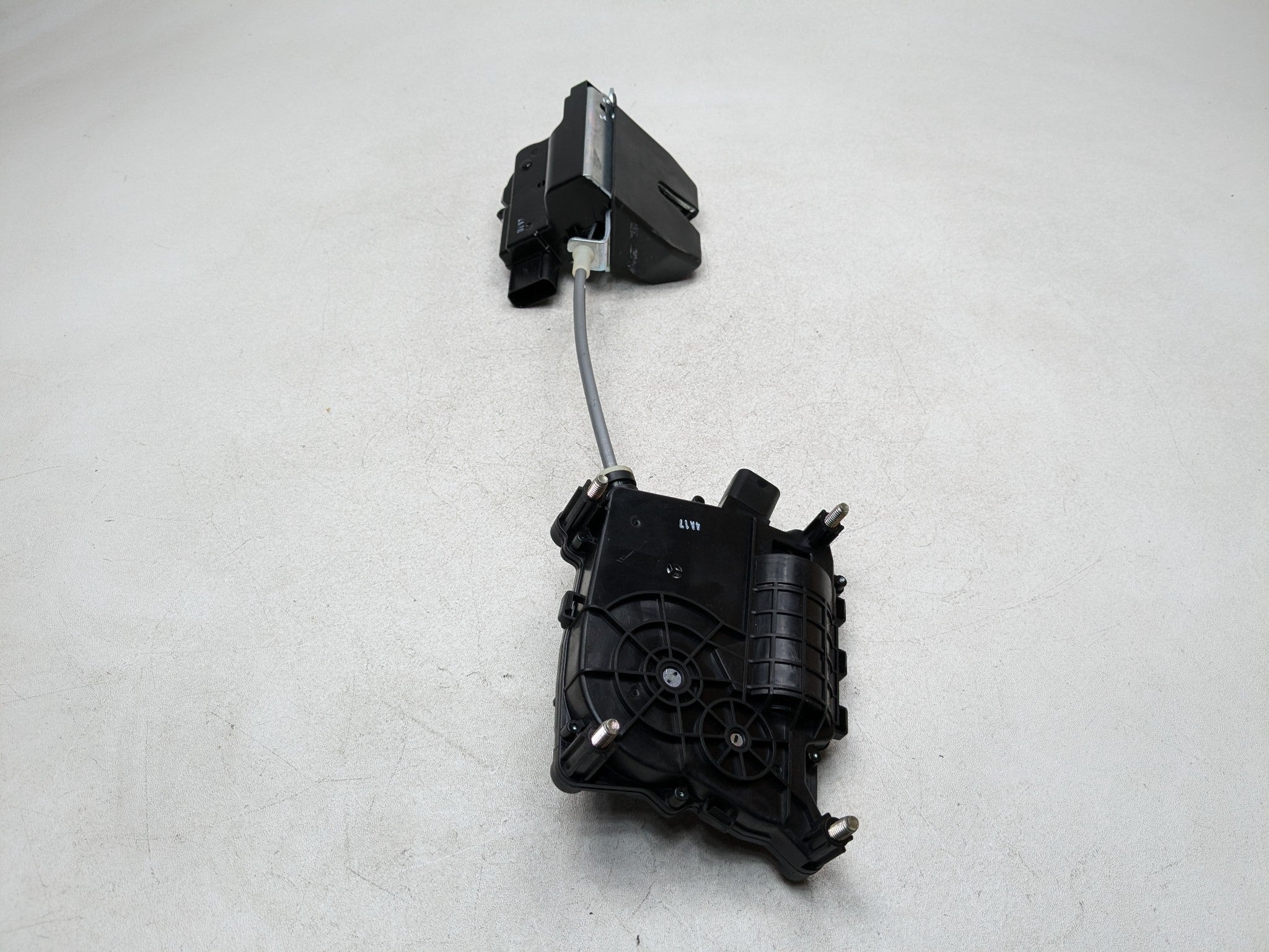 2013 - 2016 HYUNDAI SANTA FE OEM REAR TRUNK LID LATCH LOCK ACTUATOR MOTOR