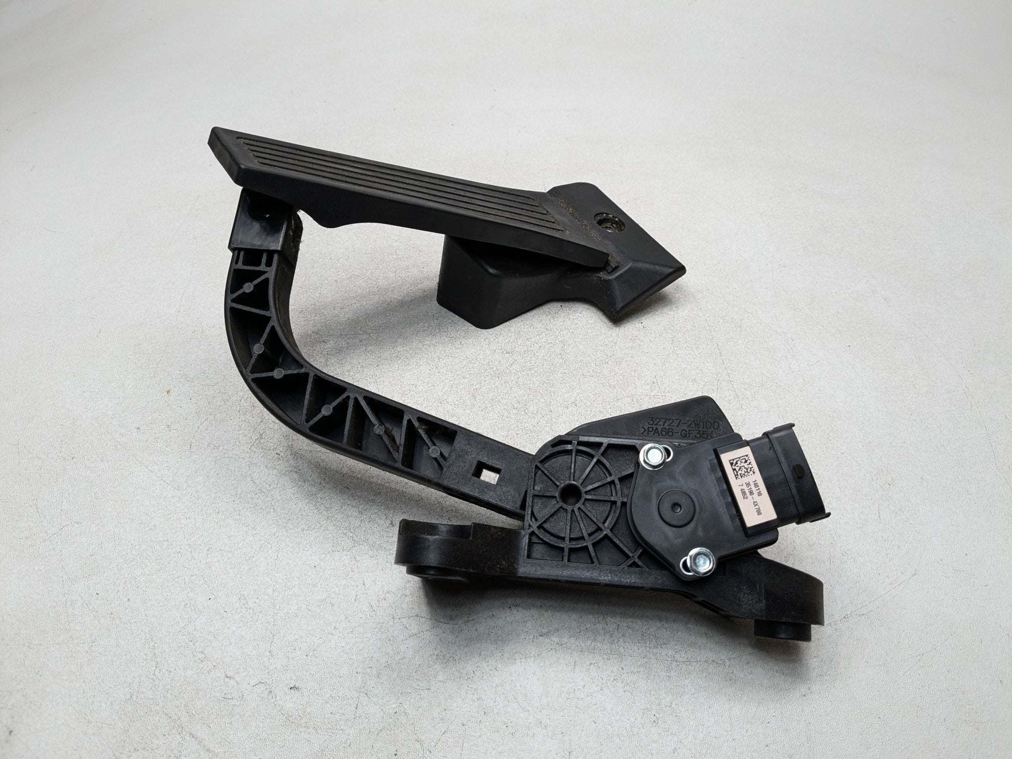 2013 - 2016 HYUNDAI SANTA FE OEM GAS ACCELERATOR THROTTLE PEDAL SENSOR