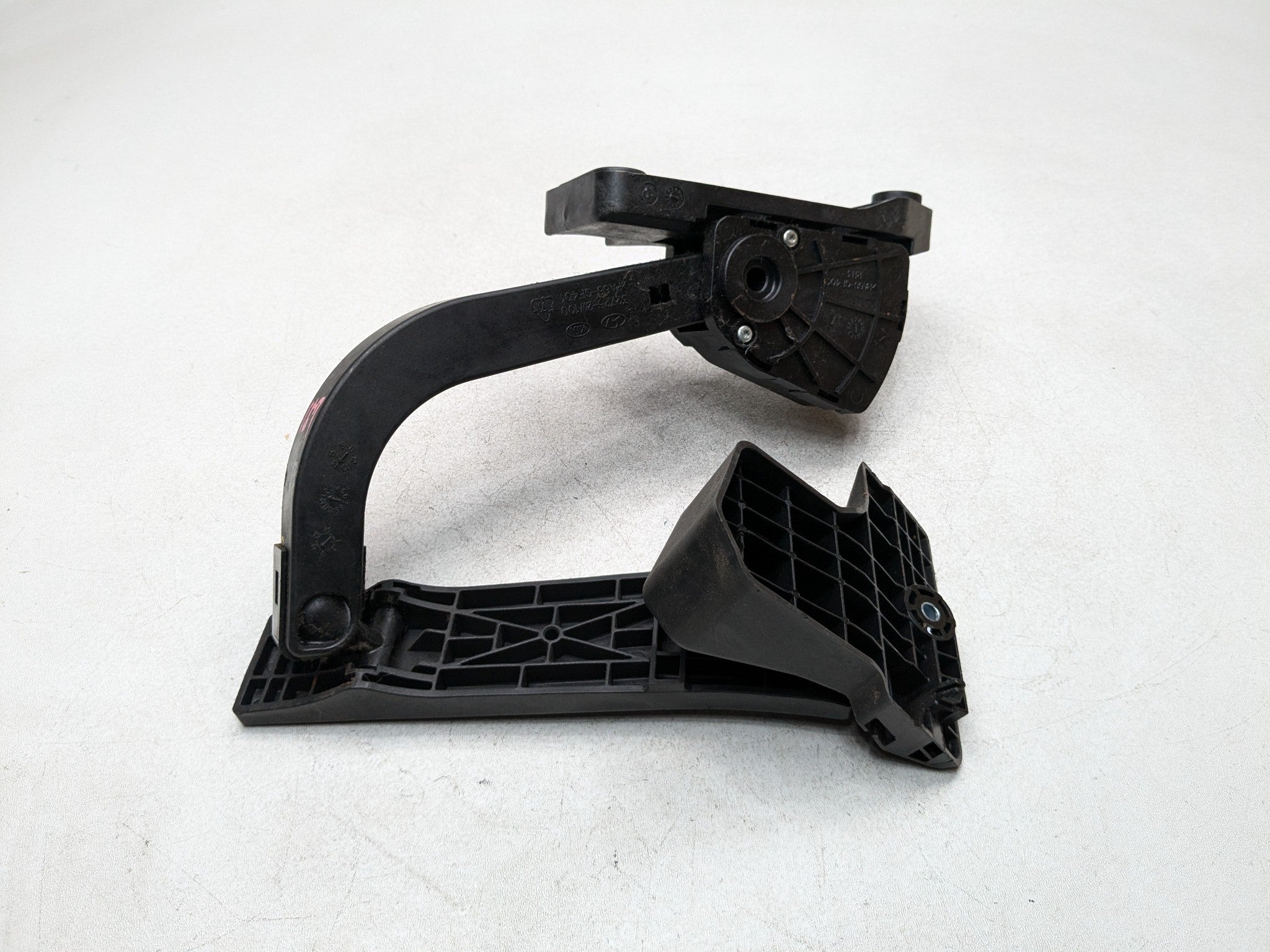 2013 - 2016 HYUNDAI SANTA FE OEM GAS ACCELERATOR THROTTLE PEDAL SENSOR