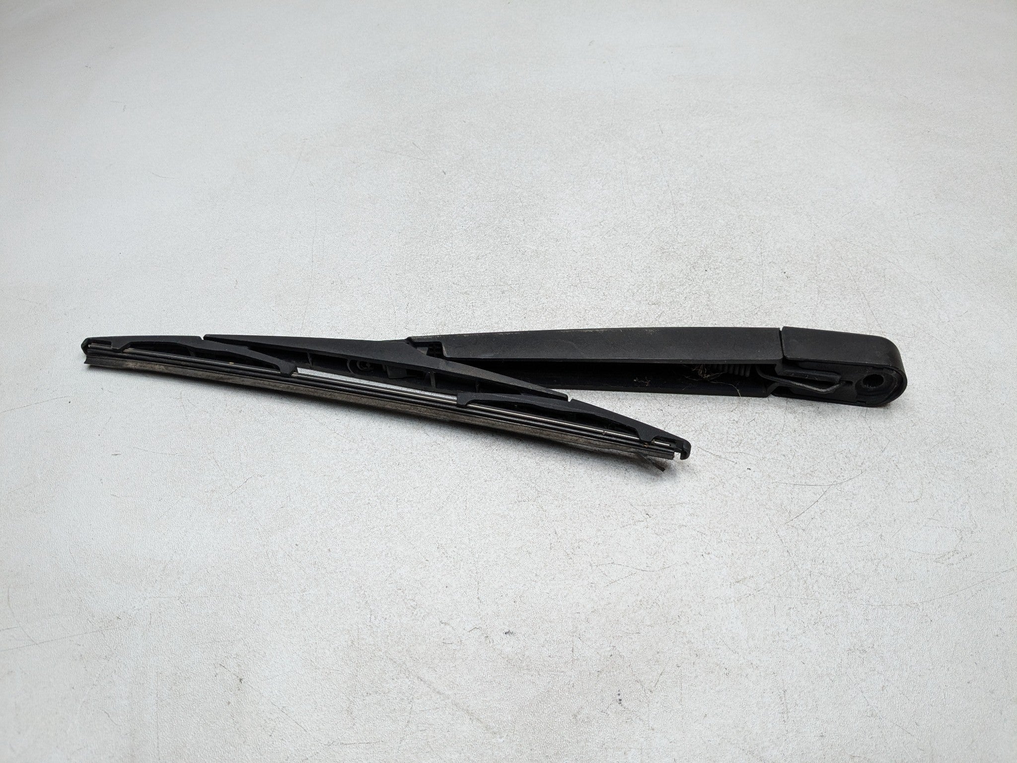 2013 - 2016 HYUNDAI SANTA FE OEM WIPER ARM WITH BLADE REAR LIFTGATE TAILGATE