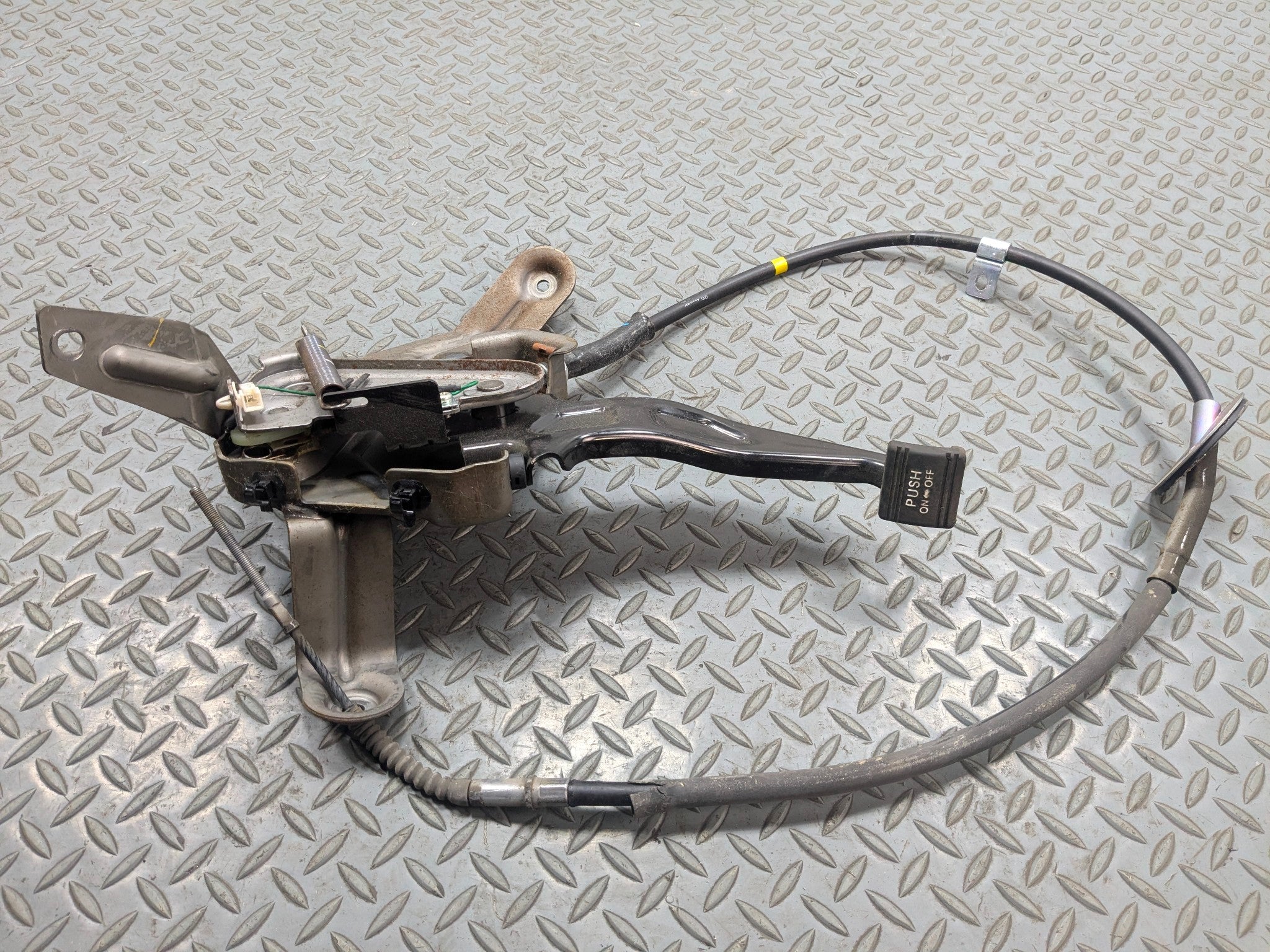 2013 - 2016 HYUNDAI SANTA FE OEM EMERGENCY PARKING BRAKE CONTROL PEDAL ASSEMBLY