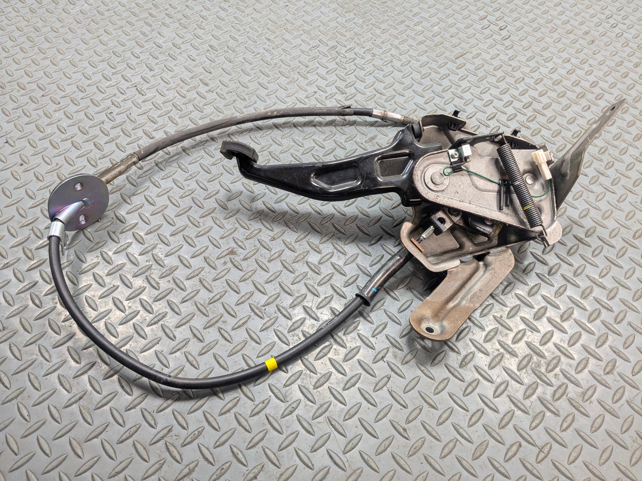 2013 - 2016 HYUNDAI SANTA FE OEM EMERGENCY PARKING BRAKE CONTROL PEDAL ASSEMBLY