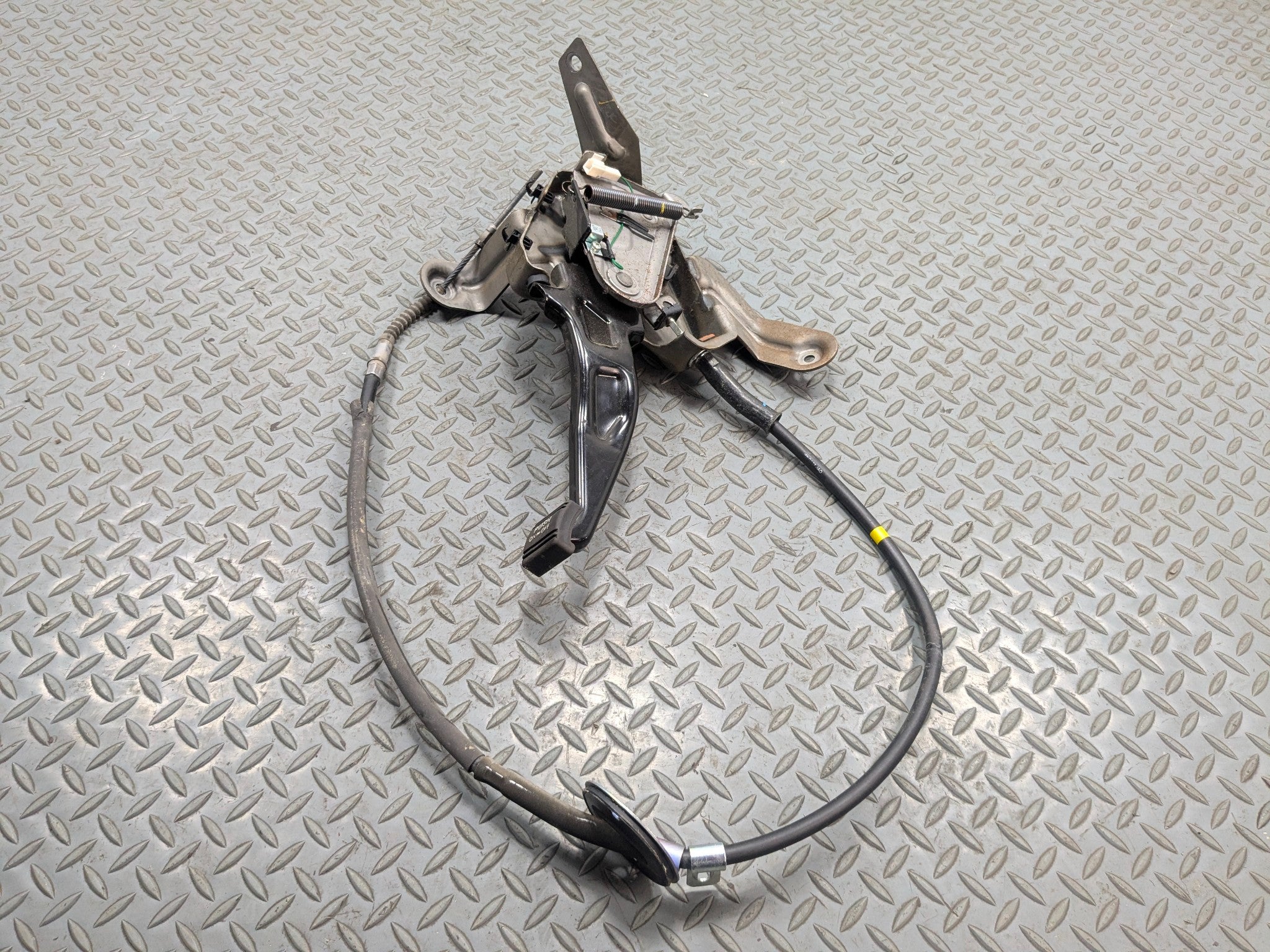 2013 - 2016 HYUNDAI SANTA FE OEM EMERGENCY PARKING BRAKE CONTROL PEDAL ASSEMBLY