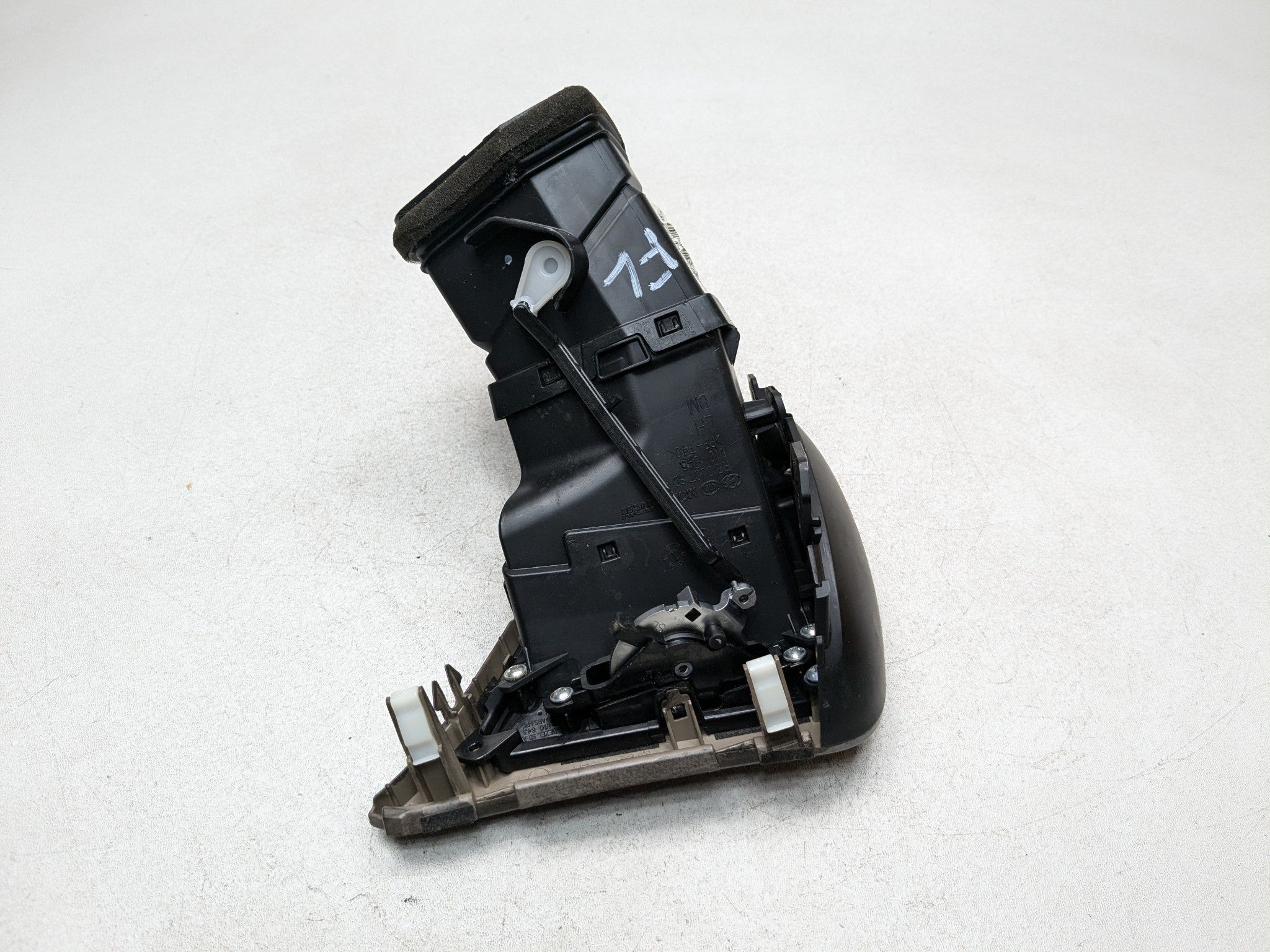2013 - 2016 HYUNDAI SANTA FE OEM DASH AC HEATER VENTS FRONT LEFT DRIVER SIDE